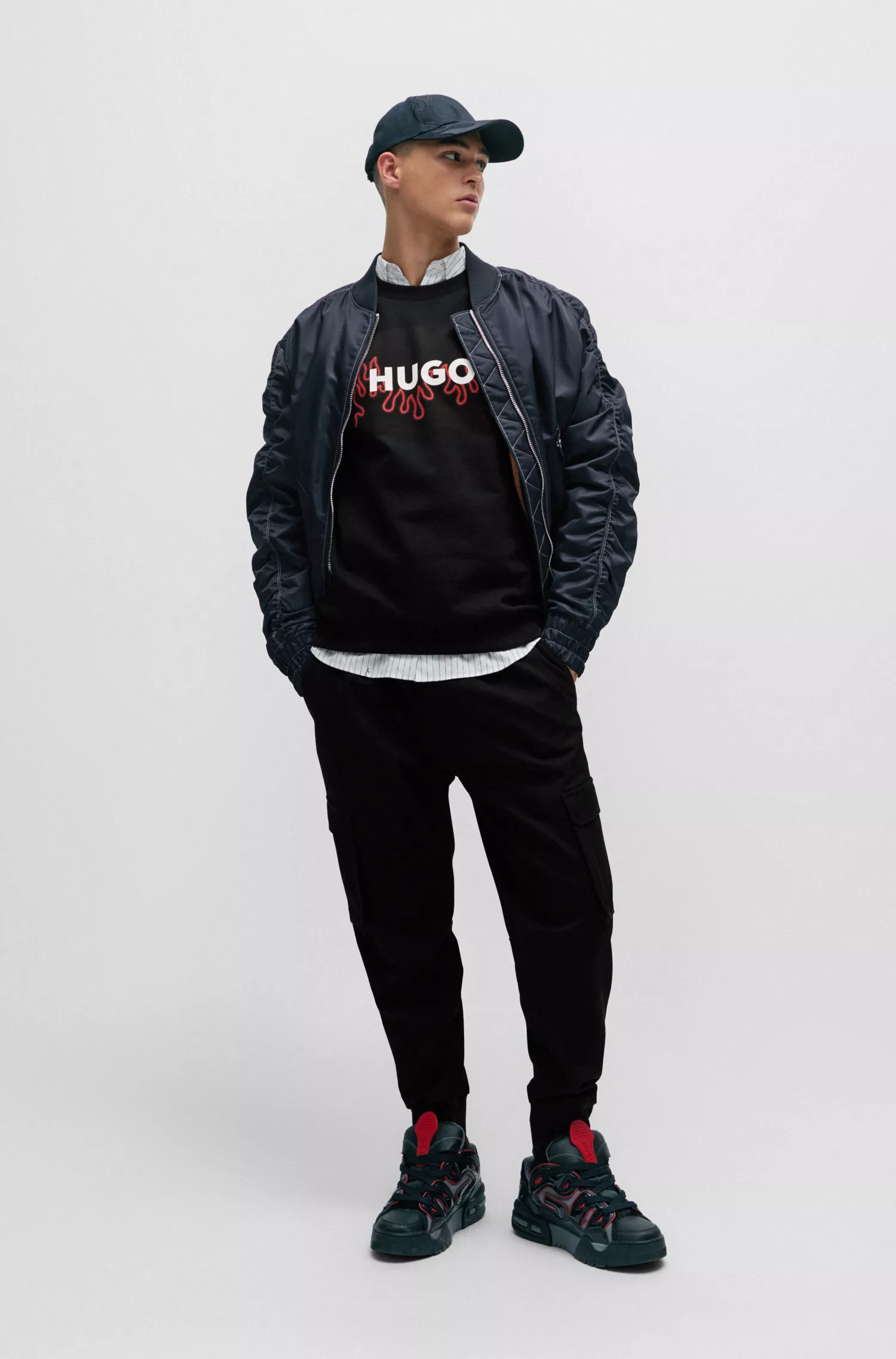 Moletom HUGO vermelho em algodão felpudo com modelagem regular e logo de chama.
