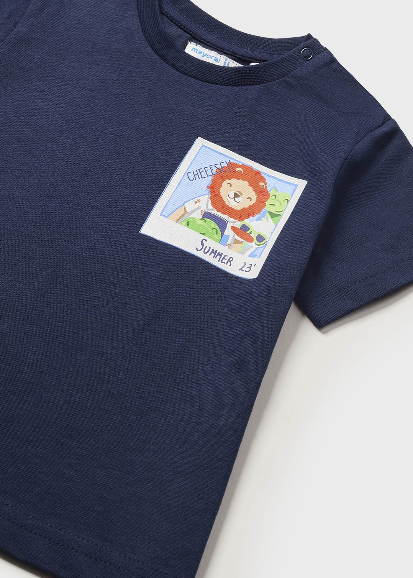 Camiseta infantil com estampa feita em algodão sustentável.