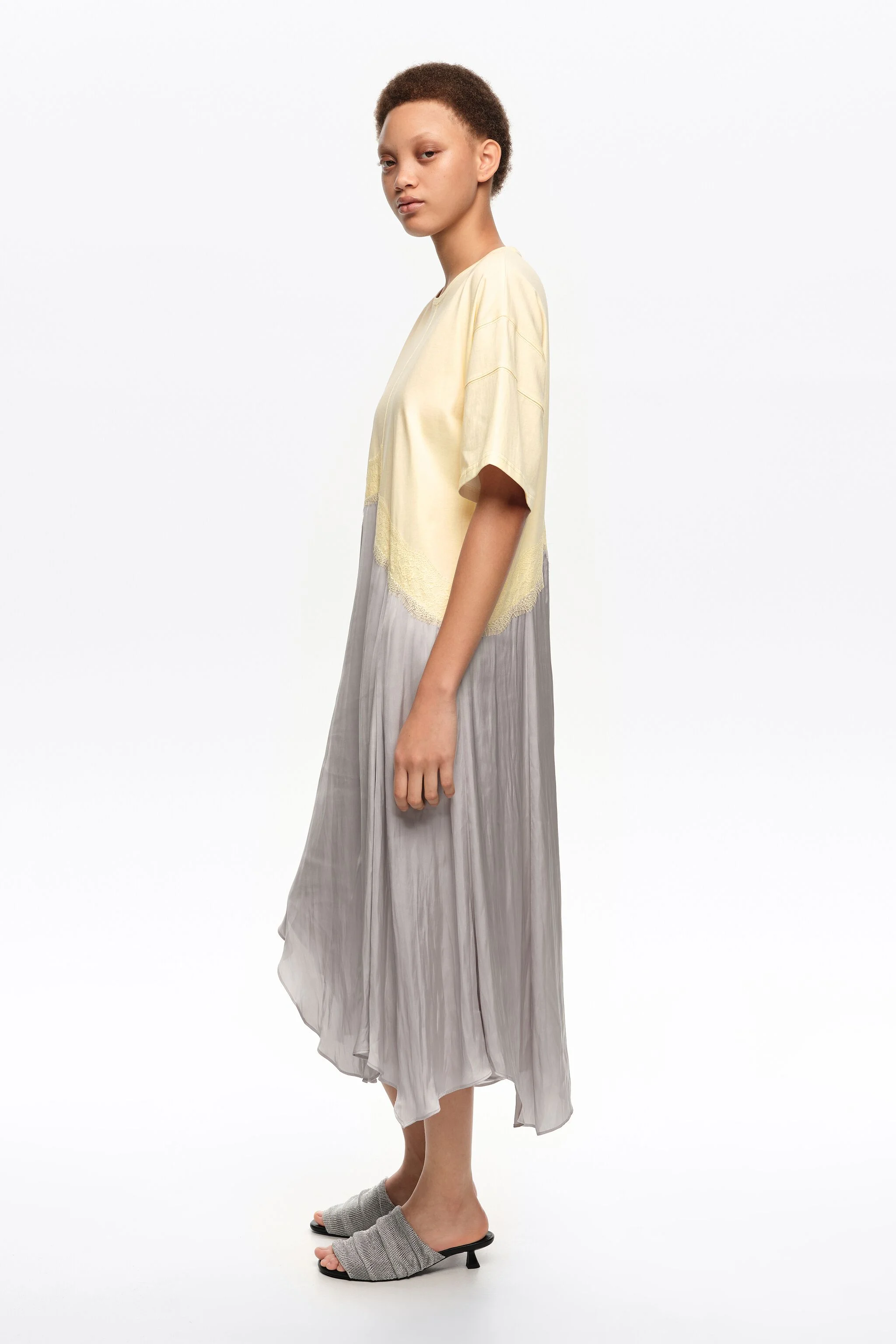 Vestido assimétrico cinza claro em dois materiais