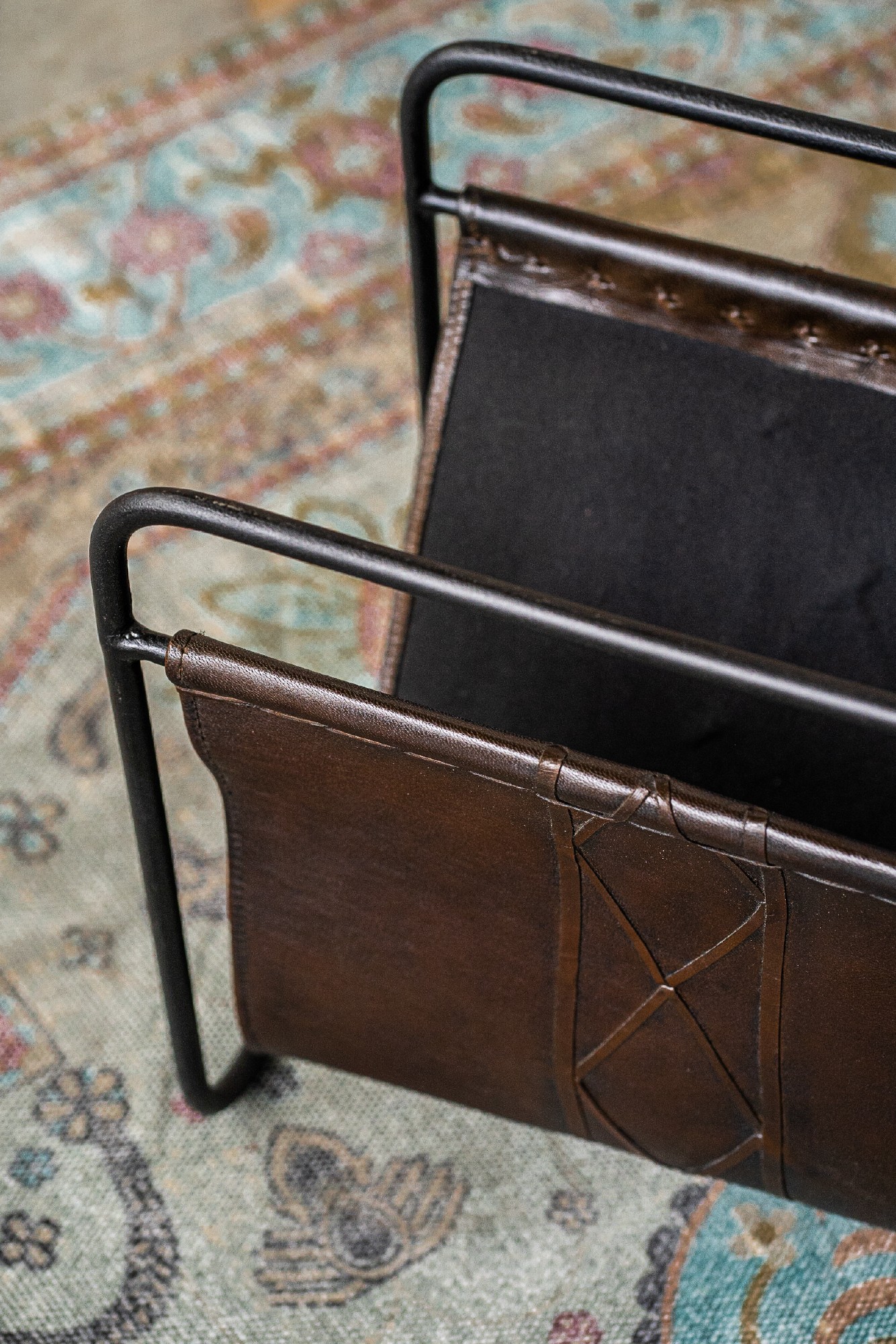 Zeitungsständer 'Diario', Leder und Eisen, B 39 cm, L 24 cm, H 38 cm von fischer's lagerhaus