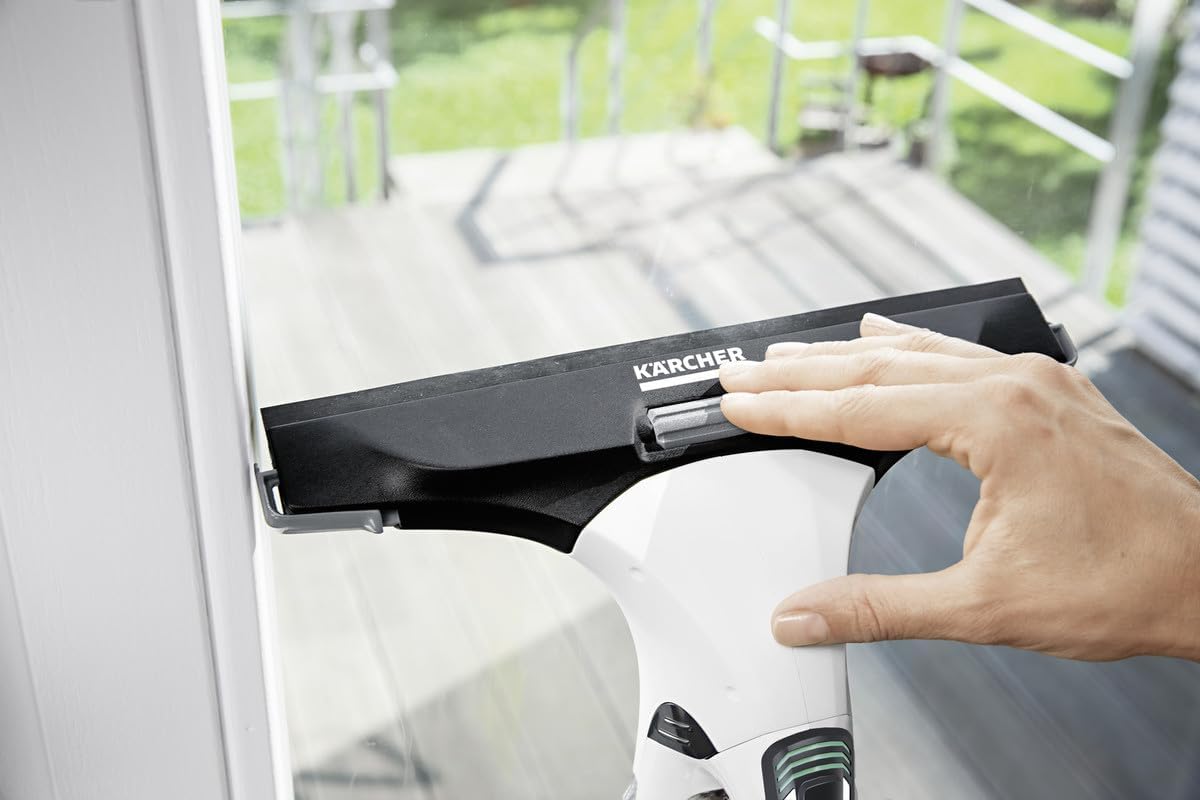 Kärcher Fenstersauger WV 5 Plus N Battery, mit zusätzlichem Akku, LED-Ladezustandsanzeige, 2 Absaugdüsen, Sprühflasche mit Mikrofaserbezug, 20 ml Fensterreiniger-Konzentrat