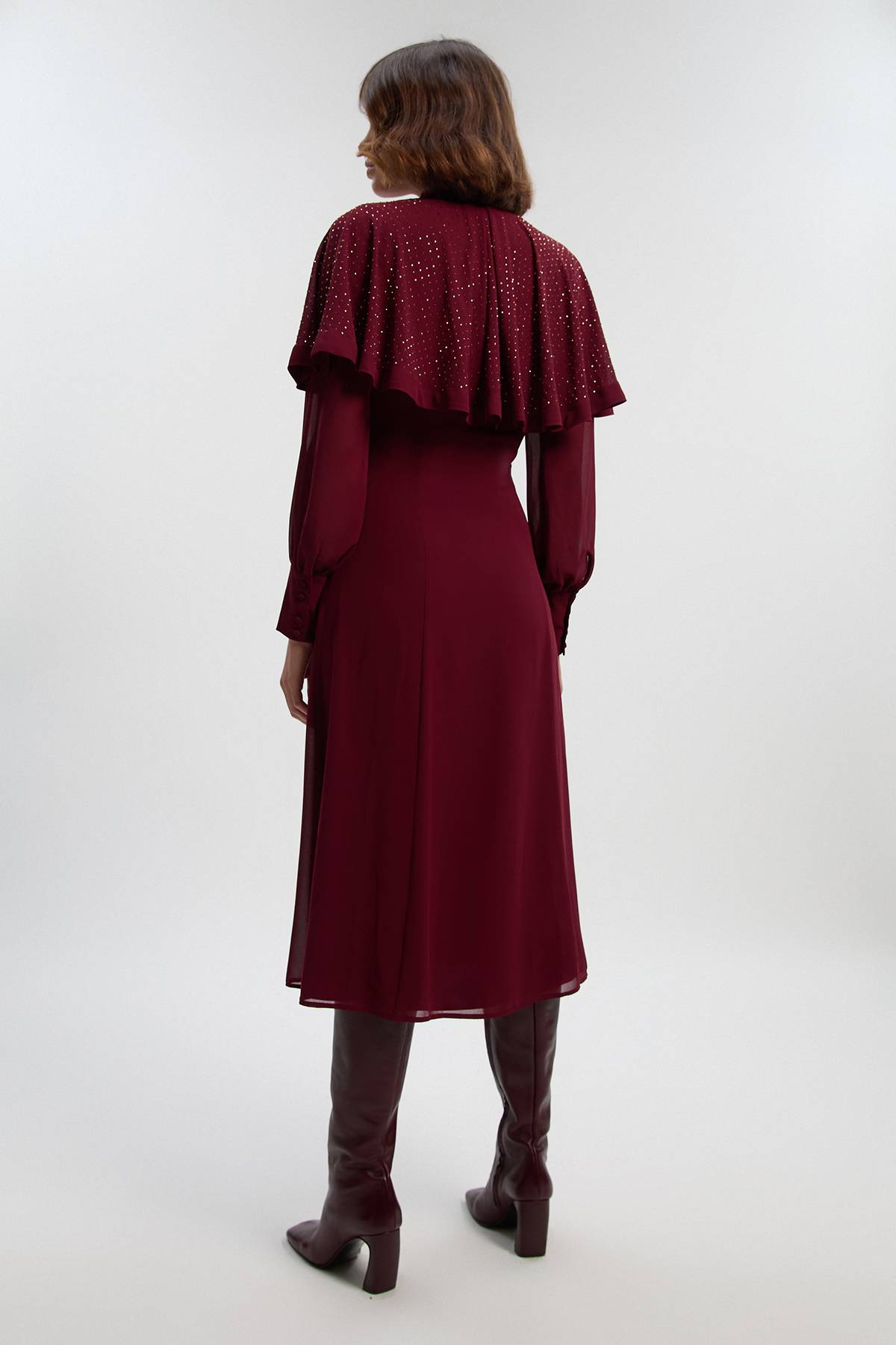 KarenMillen Robe Maxi Tissée à Cape avec Détail Col Noué et Clous Thermocollés
