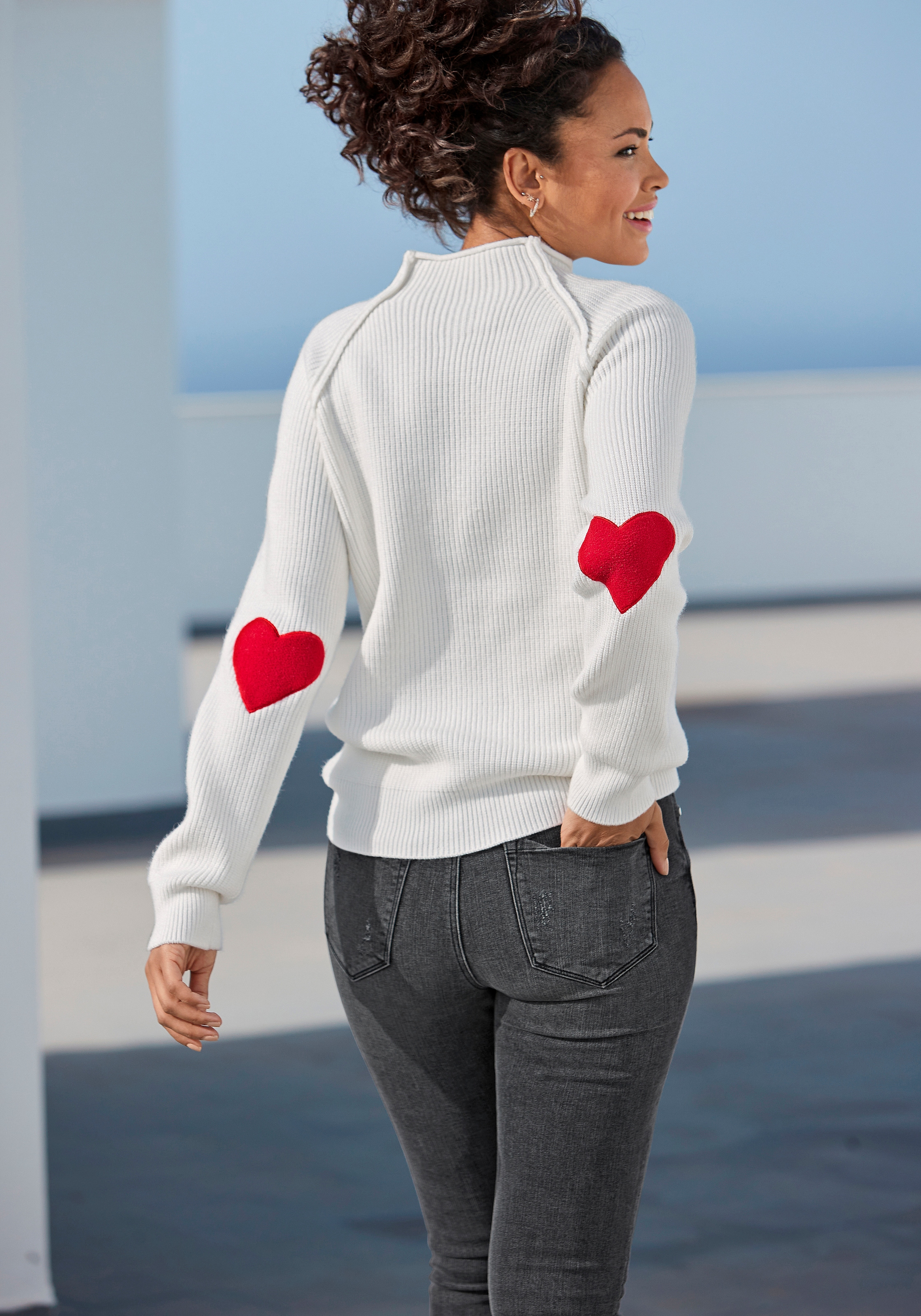 LASCANA Stehkragenpullover , mit Herzchendetails, lockerer Strickpullover