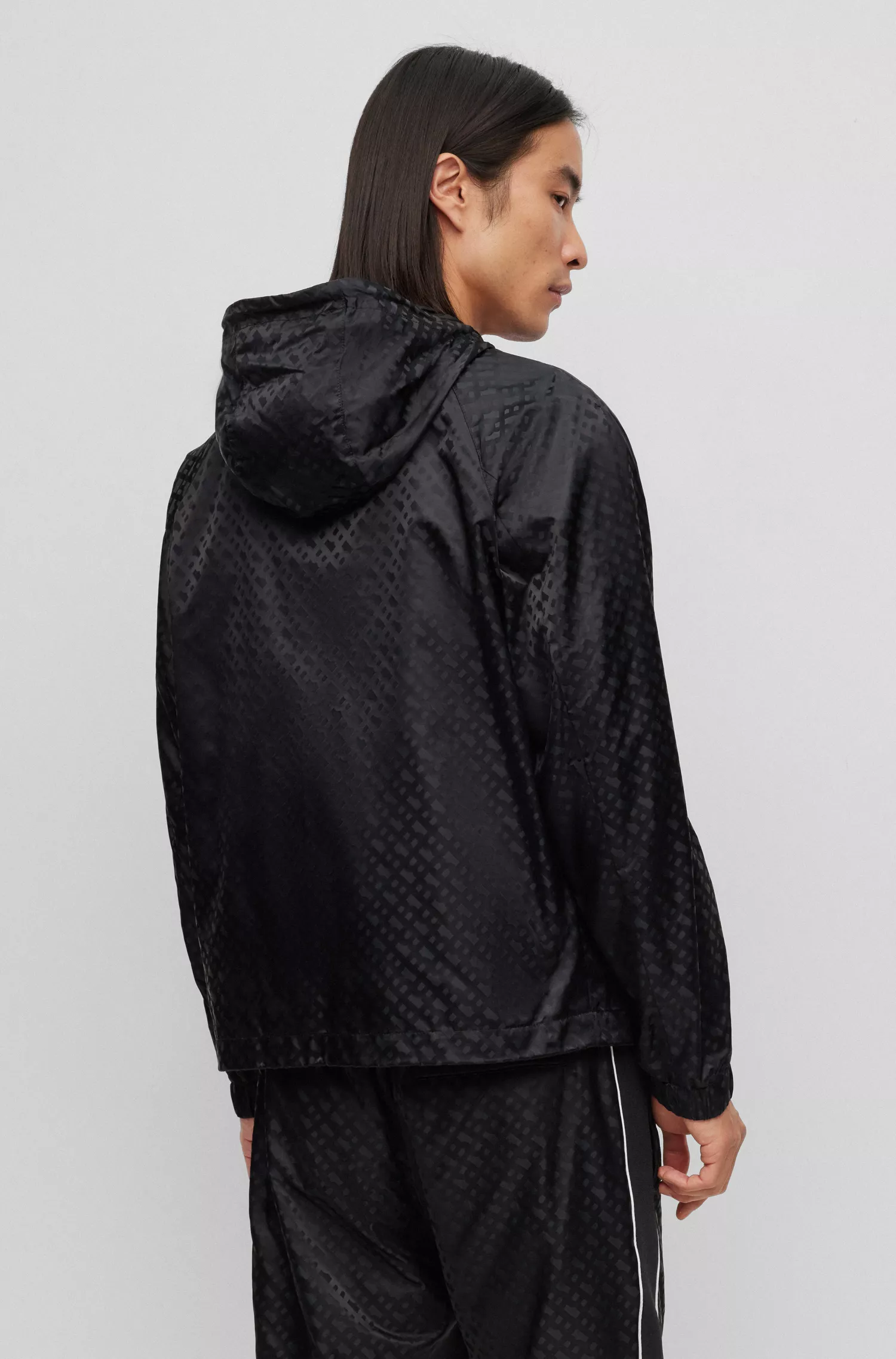 Jaqueta com capuz BOSS preta, repelente à água, com jacquard de monograma.