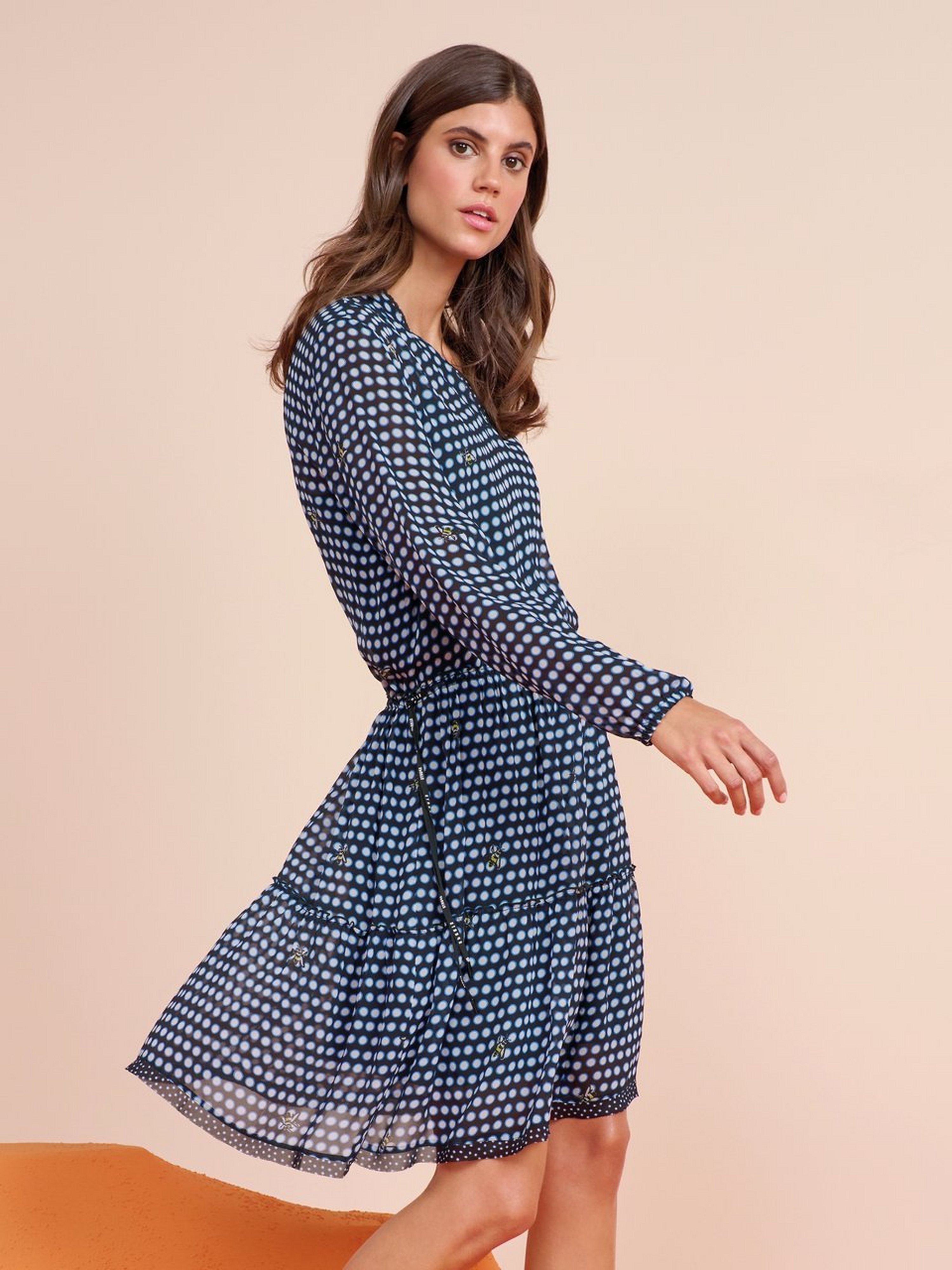Kleid im Stufen­schnitt