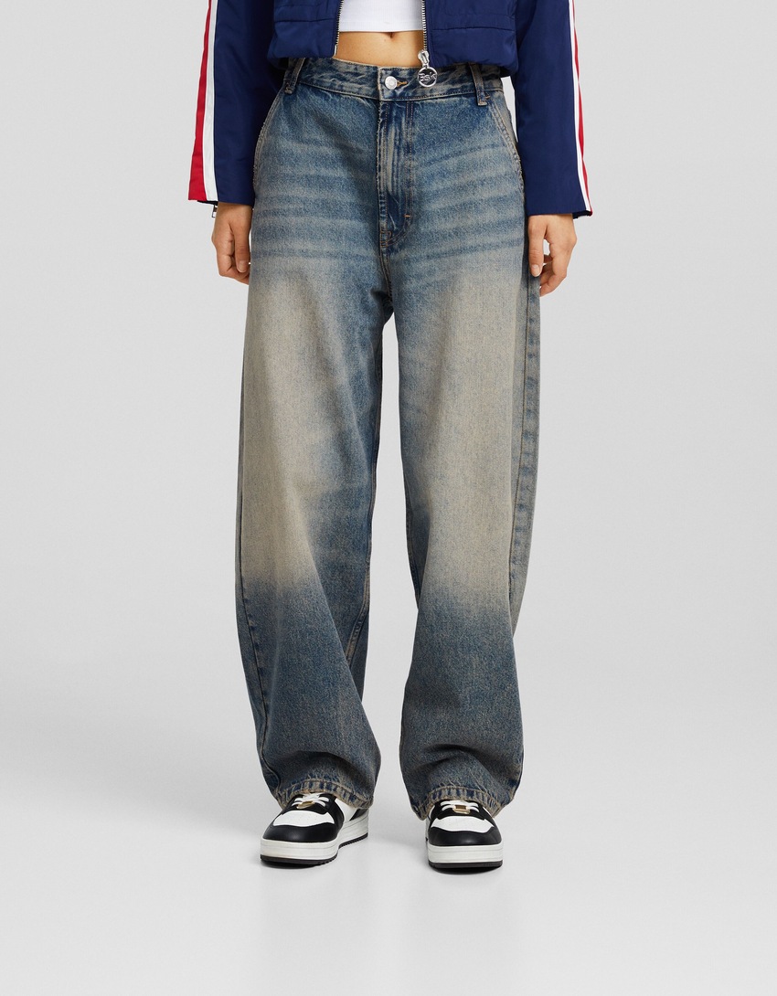 calça jeans estilo skater com efeito desbotado