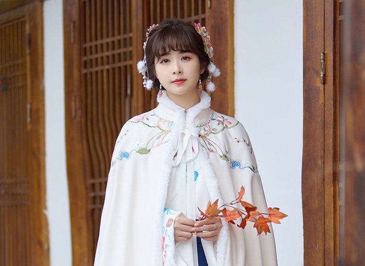 Meisjesaanbieding - Hanfu-cape met staande kraag, bloemenborduursel, pluizige rand en strik aan de voorkant