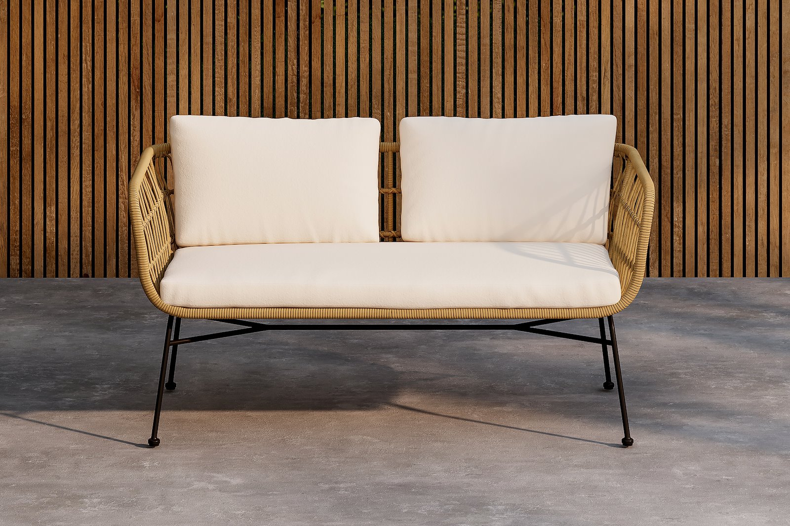 Isola utesofa Hagesofa med sortlakkert understell, naturrotting og beige puter.
