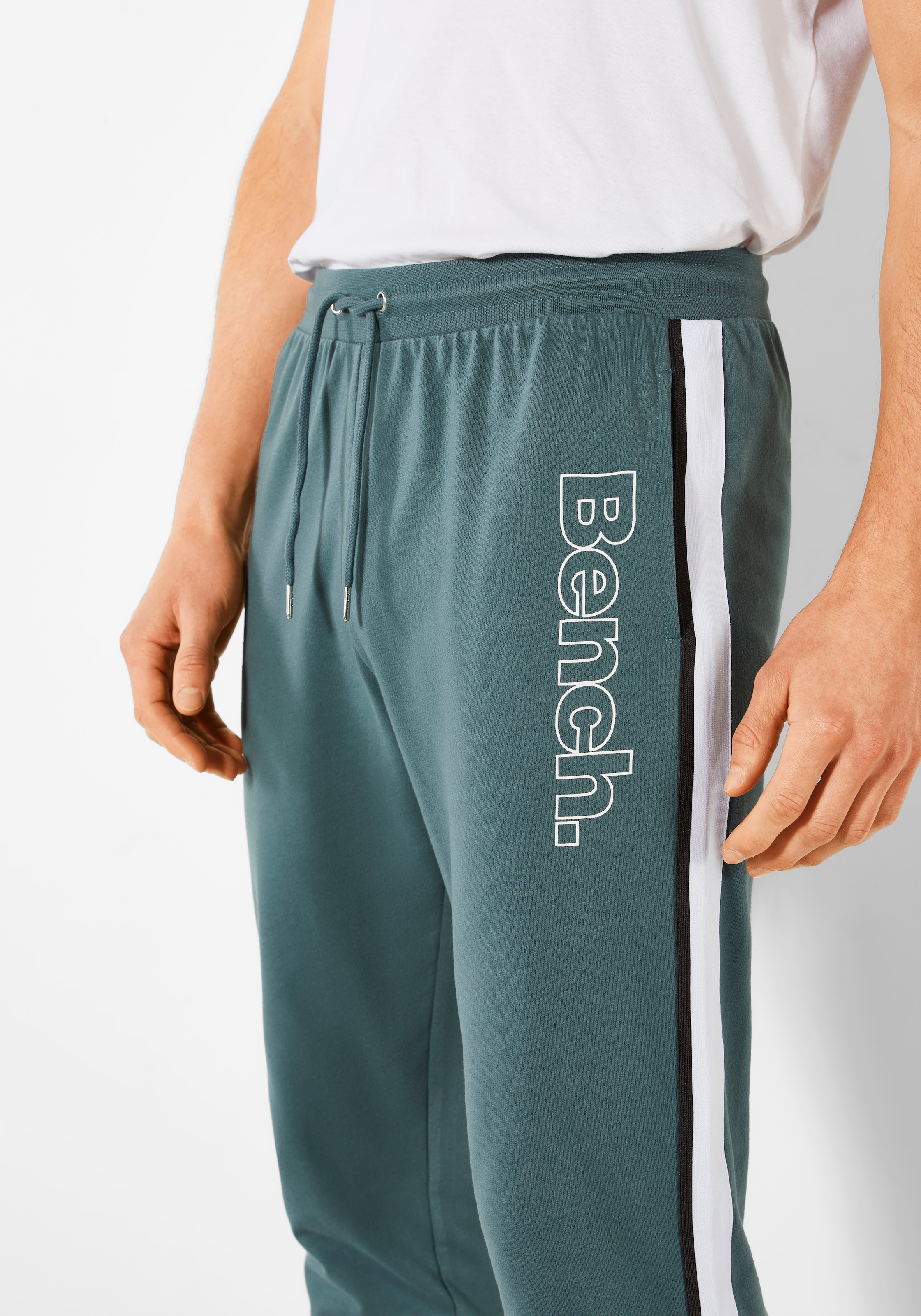 Bench. Loungewear Sweathose  mit aufgesetzten Streifen an der Seite und Logodruck
