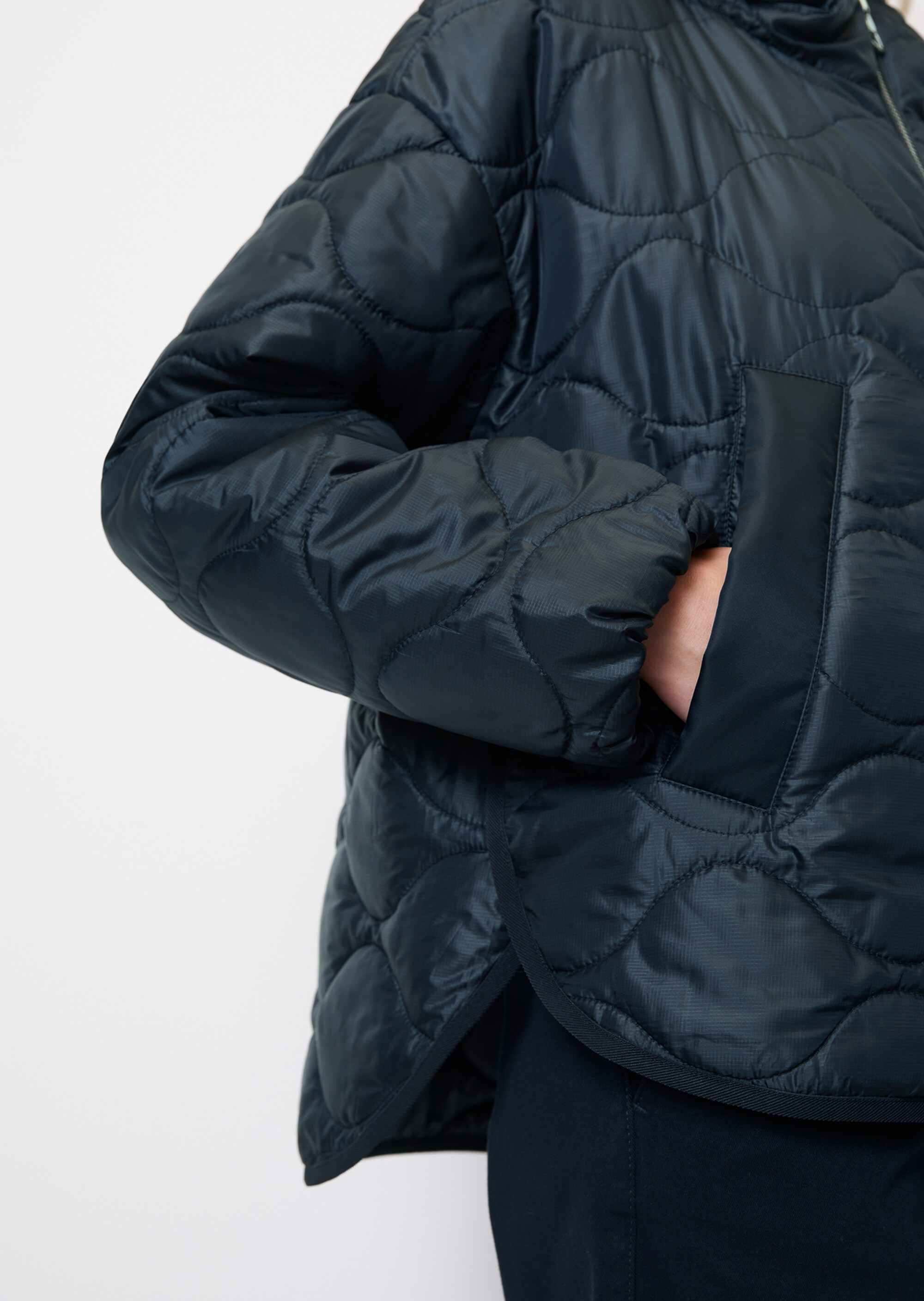 Kapuzen-Steppjacke im Cape-Stil relaxed aus recycelter Ripstop-Qualität