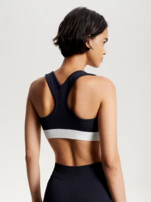 Top esportivo justo ao corpo