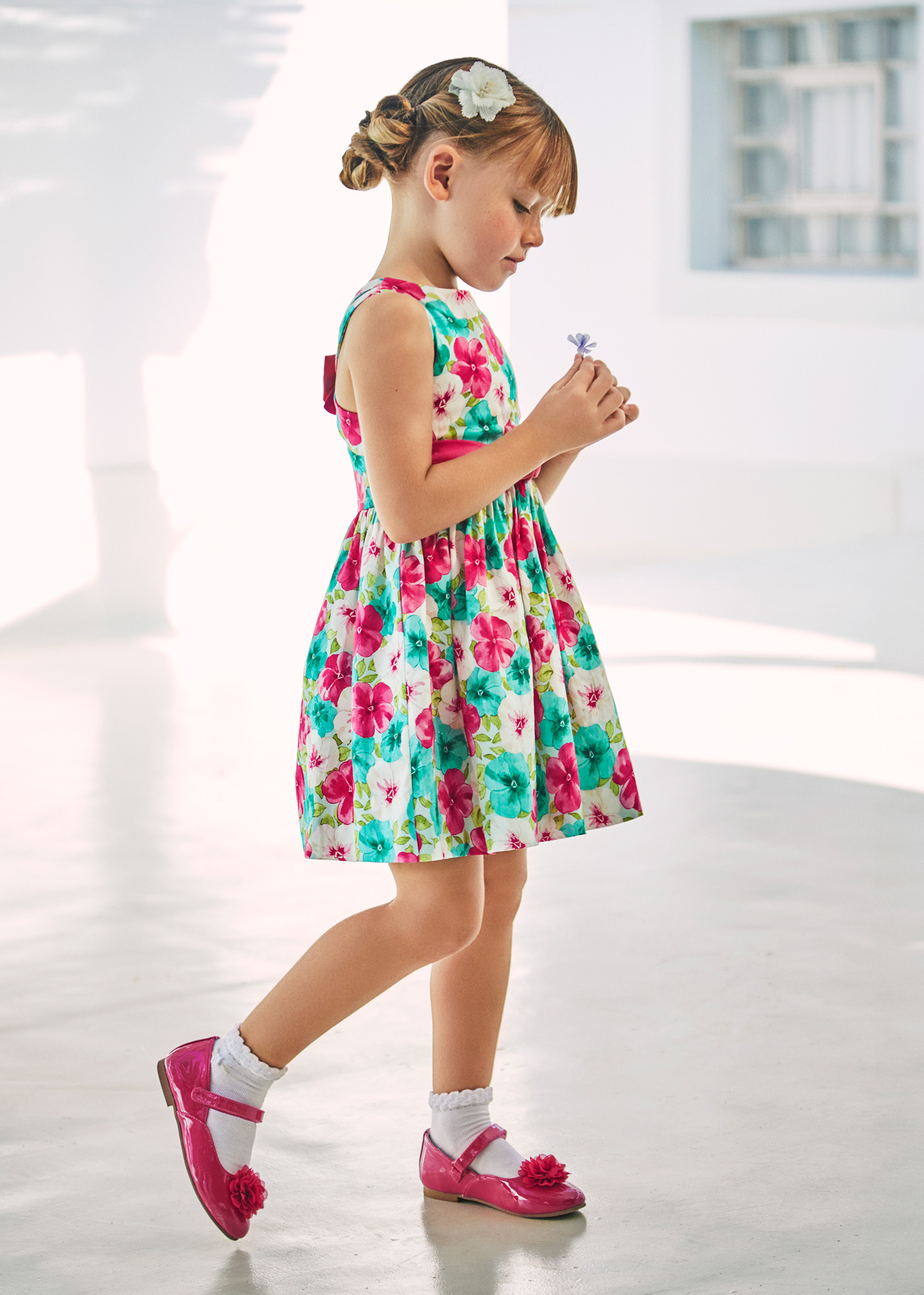 Vestido floral multicolorido com laço nas costas para meninas