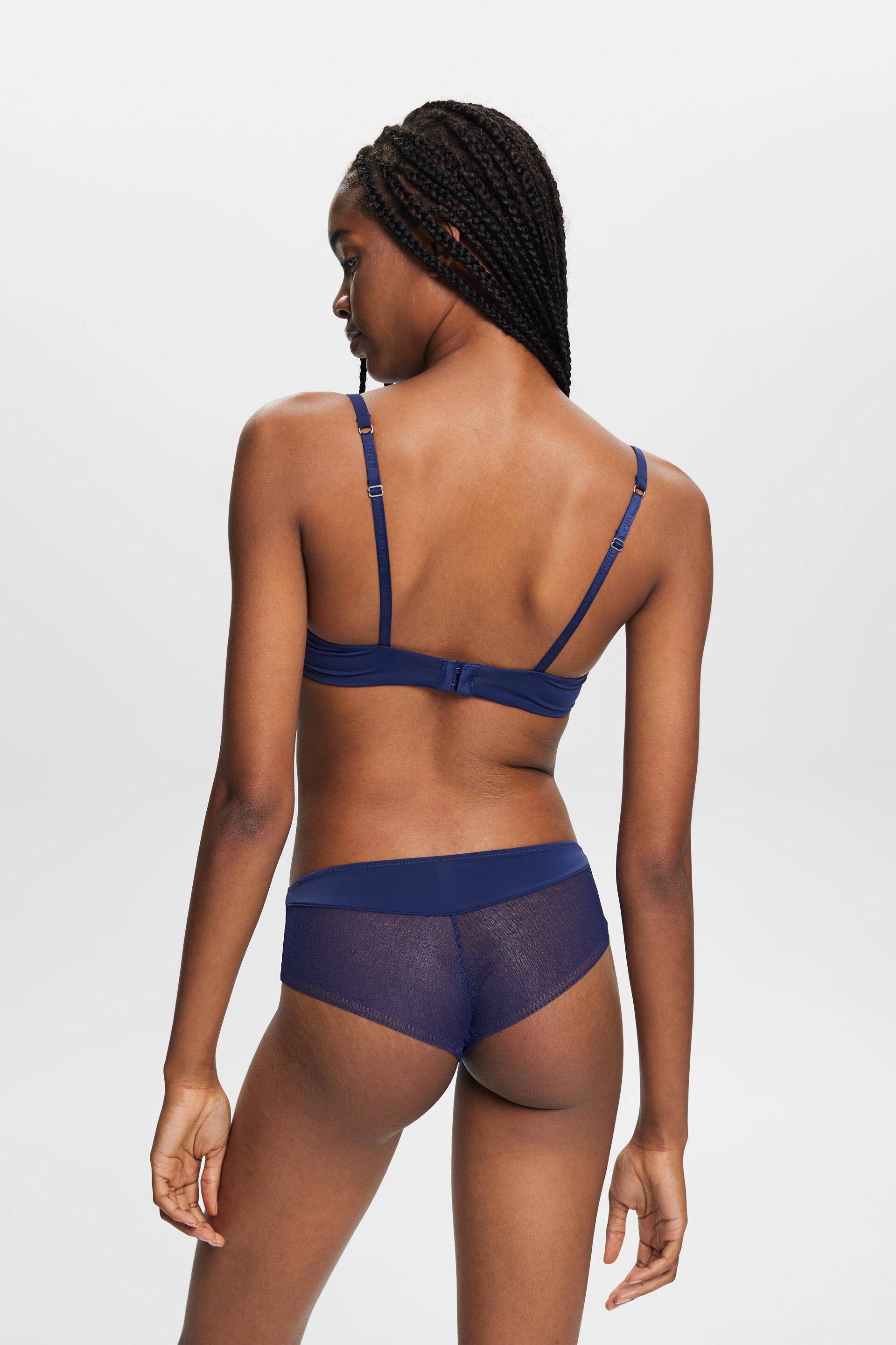 En matière recyclée : le shorty taille basse orné de dentelle