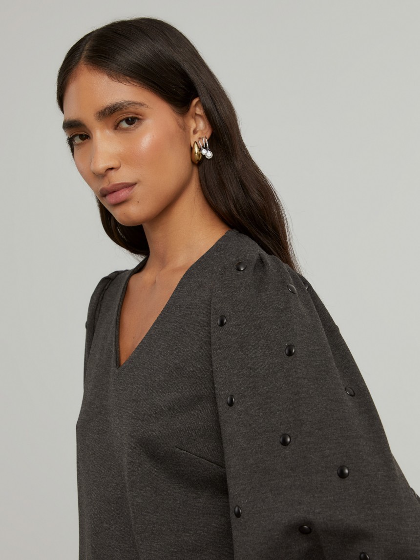 Vestido de malha manga comprida com tachas