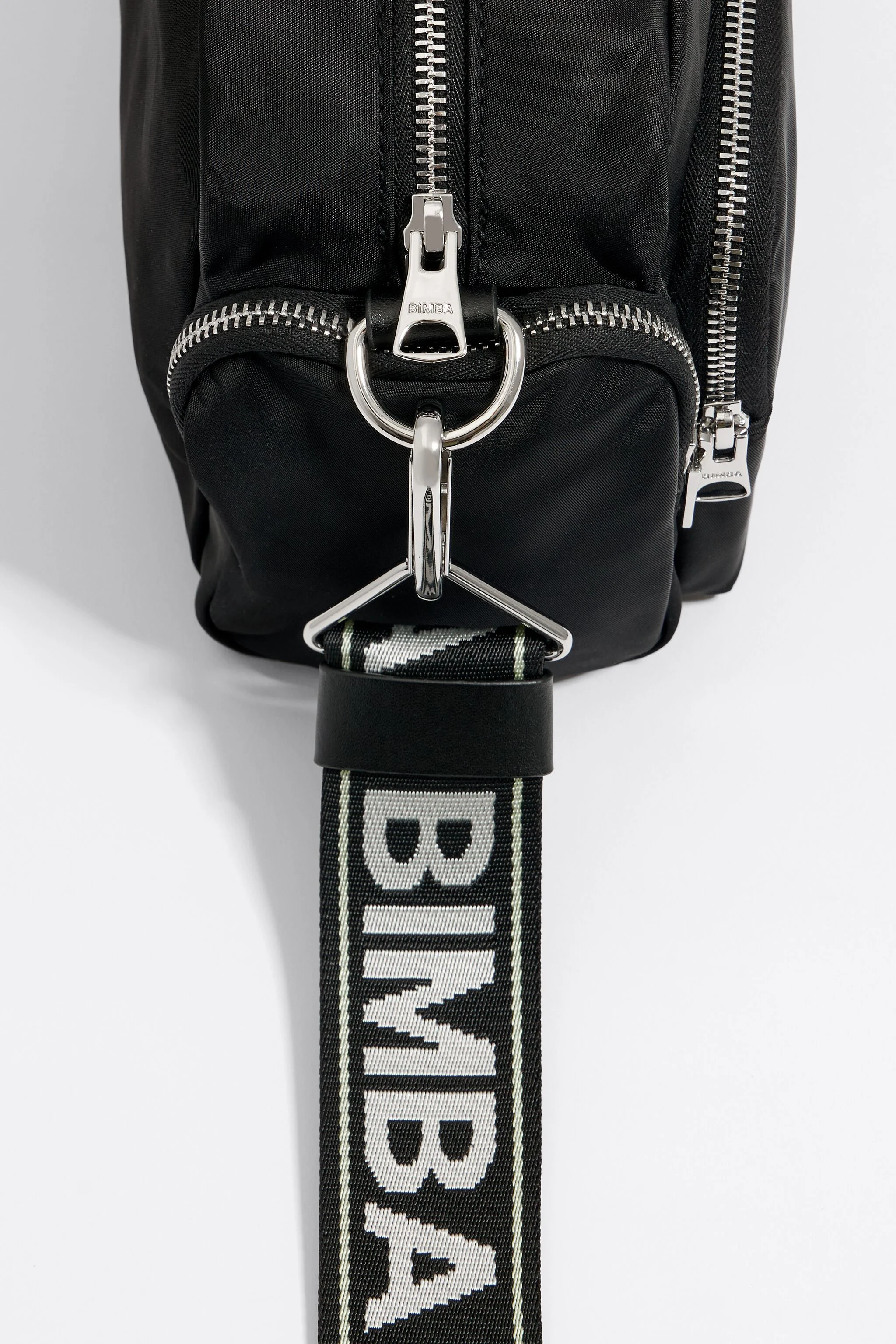 Bolsa de bolso média em náilon preto
