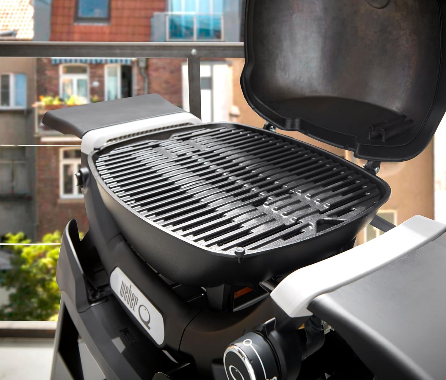Weber Q 1200N Gasgrill mit Seitentischen & kompakten Stand/Grill für Terrassen und Balkone mit Hochleistungsbrennern, porzellanemaillierten Gussrosten und elektronischer Zündung, Mitternachtsschwarz