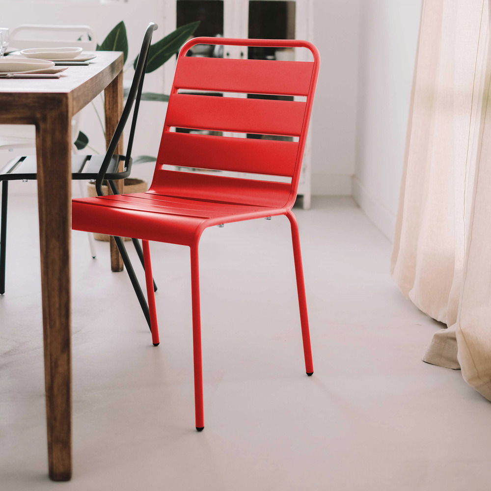 Chaise en métal rouge