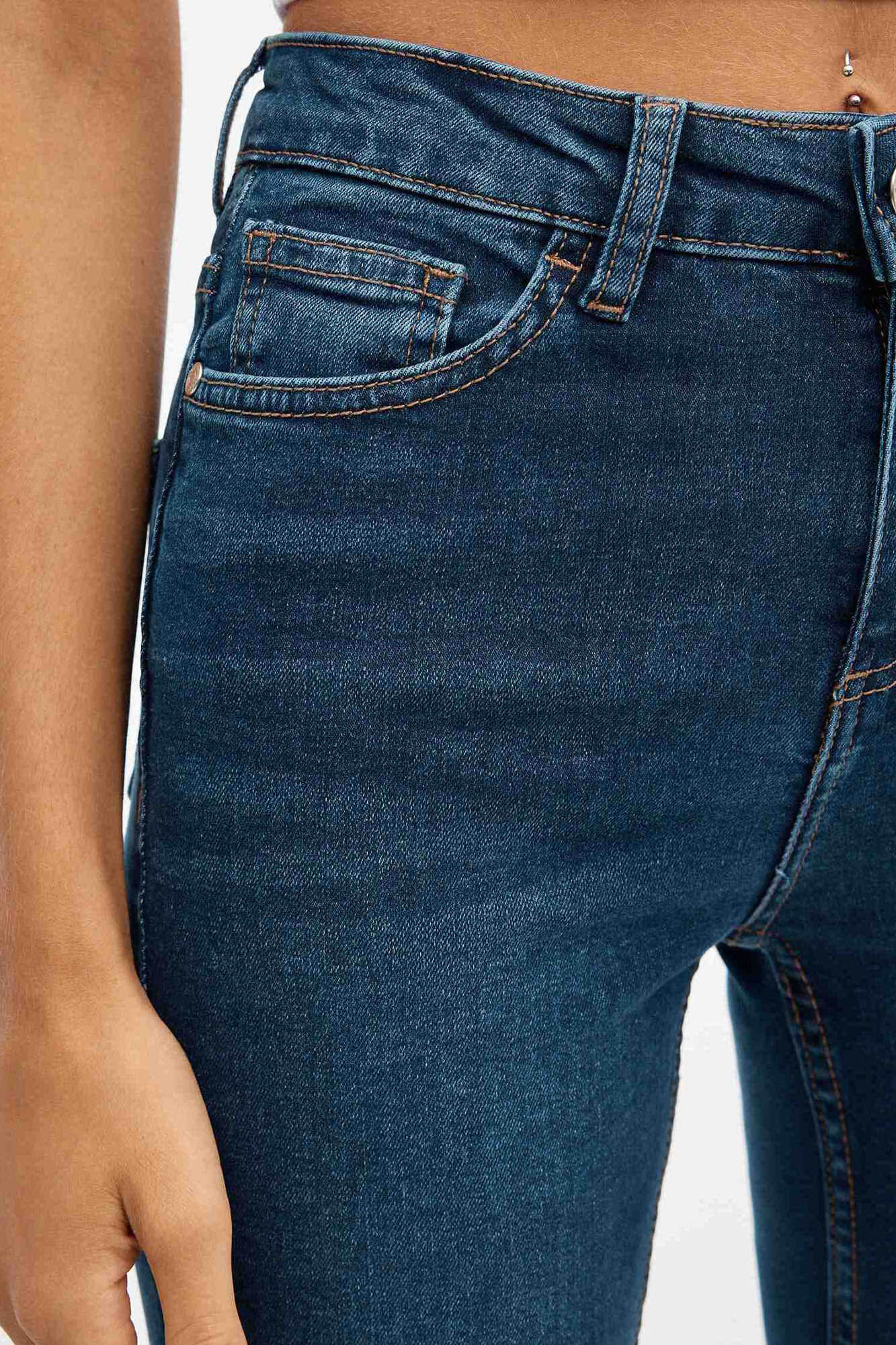 Calça jeans slim estilo mom