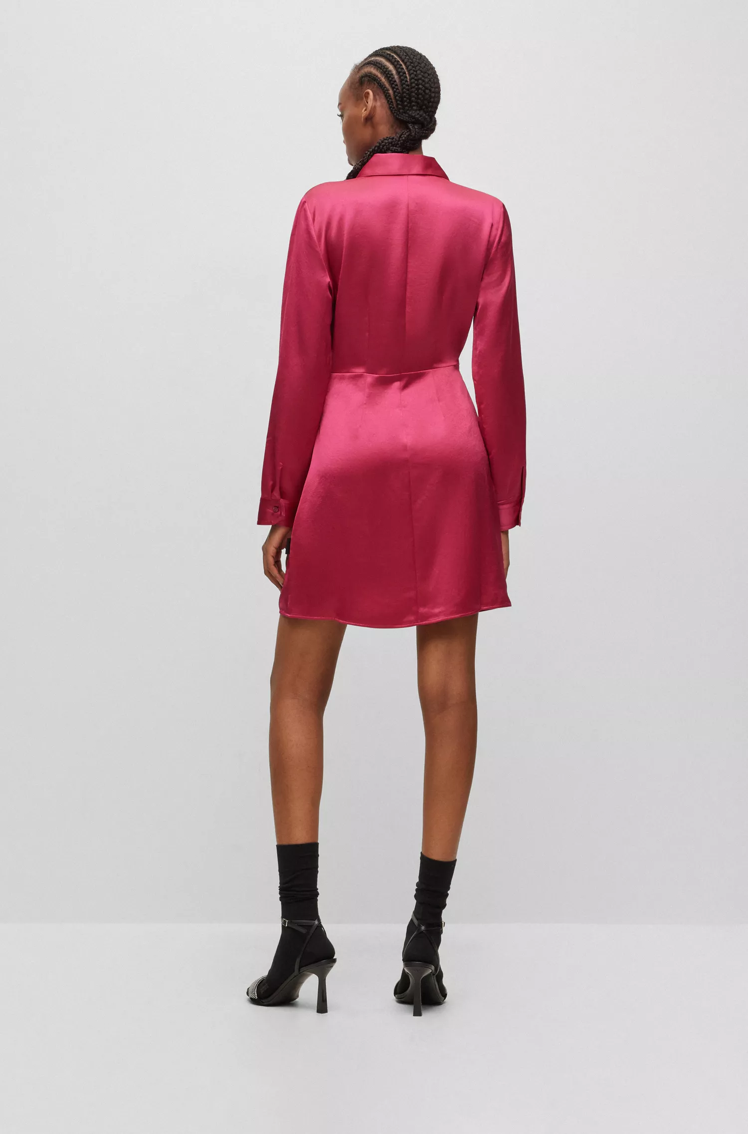 Vestido HUGO vermelho de mangas compridas em cetim com frente transpassada.
