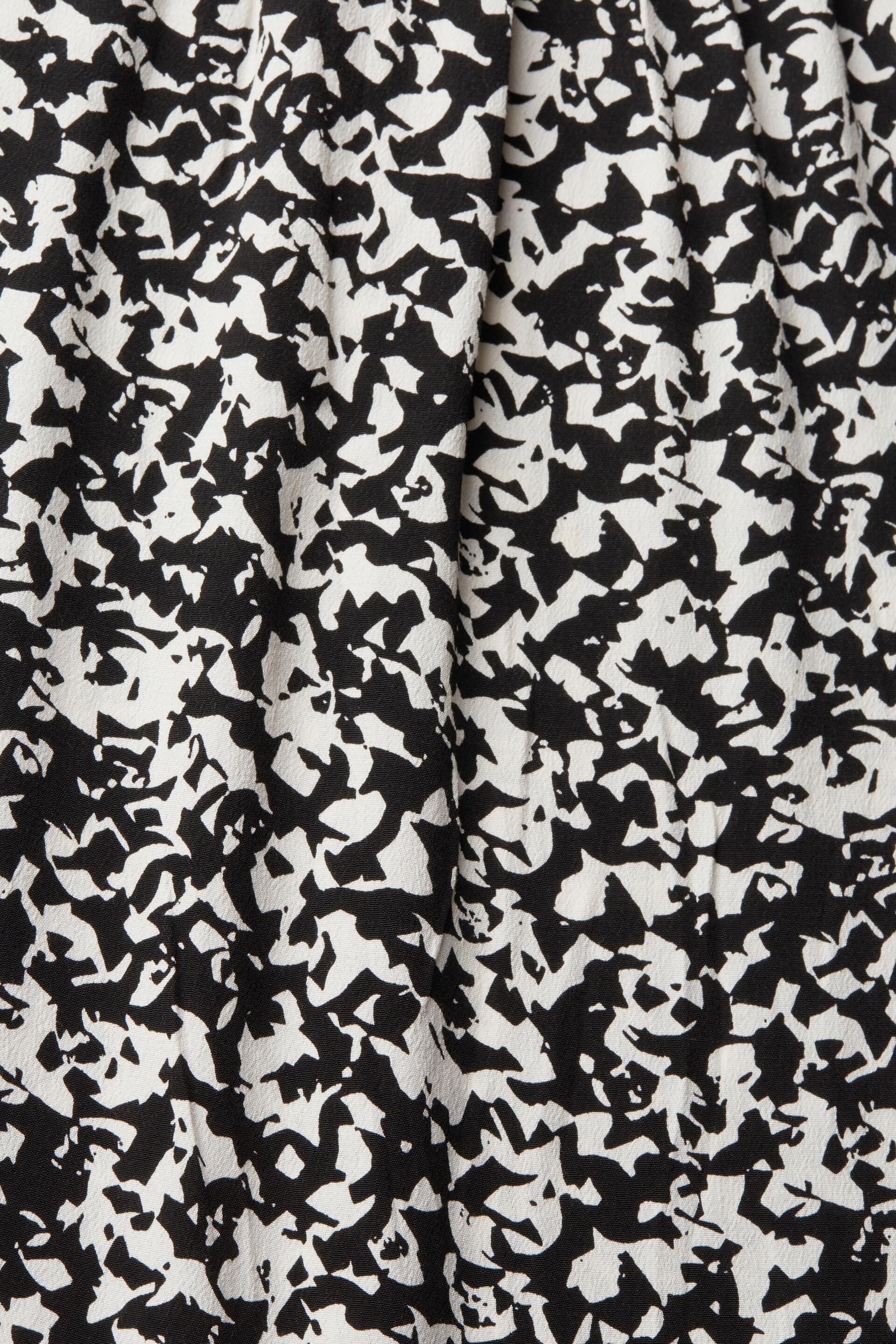 Blouse à motif ornée d’un détail noué
