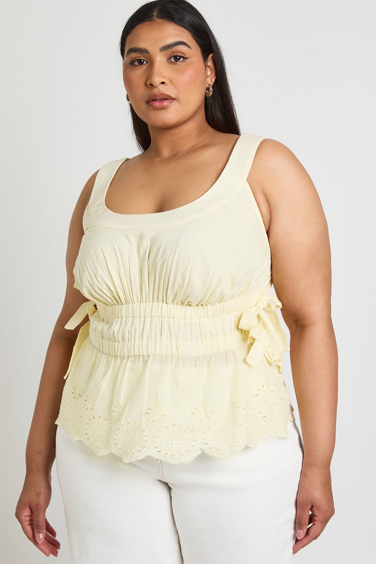 boohoo Haut Caraco Grande Taille À Détails Découpés, Nœuds Et Fronces