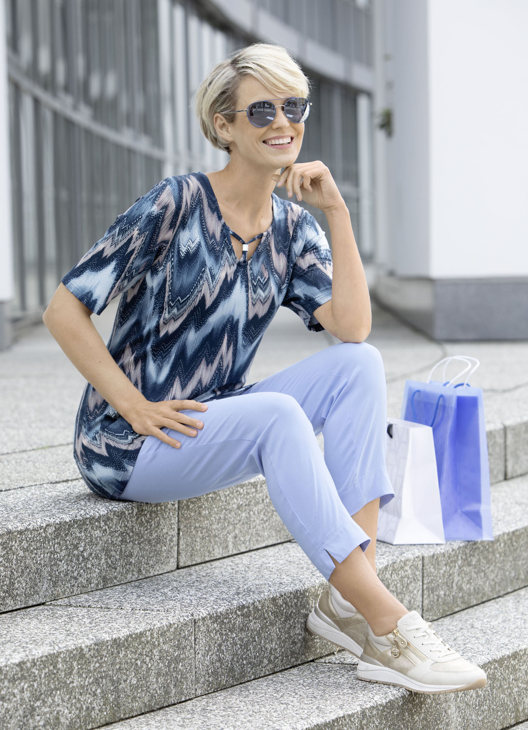 Shirt mit ausgefallener Ausschnittverarbeitung