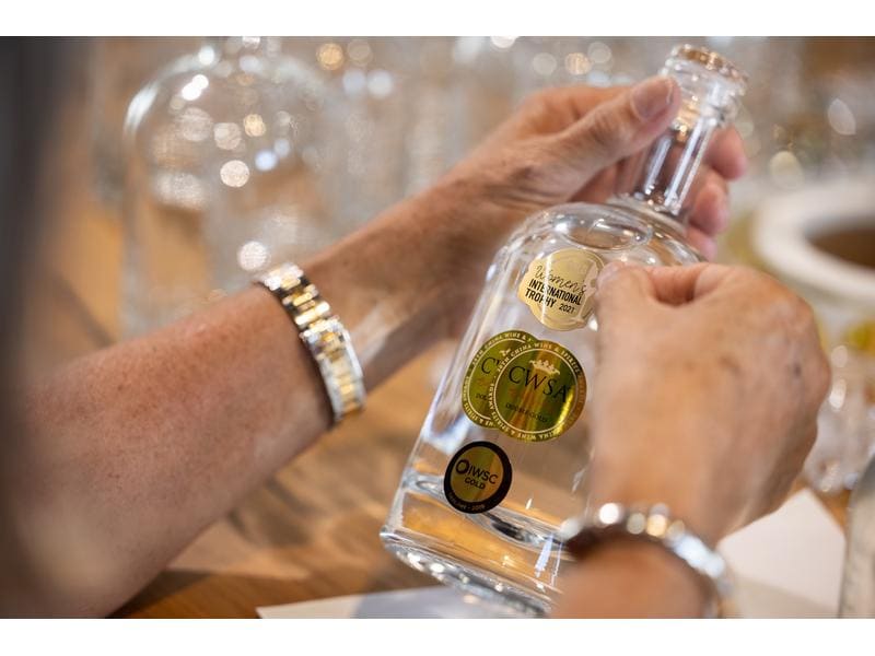 Edelwhite Orange Spiced Gin 0.5 l Hochwertige Spirituose auf Basis von Wacholder und sizilianischen Tarocco-Orangenschalen