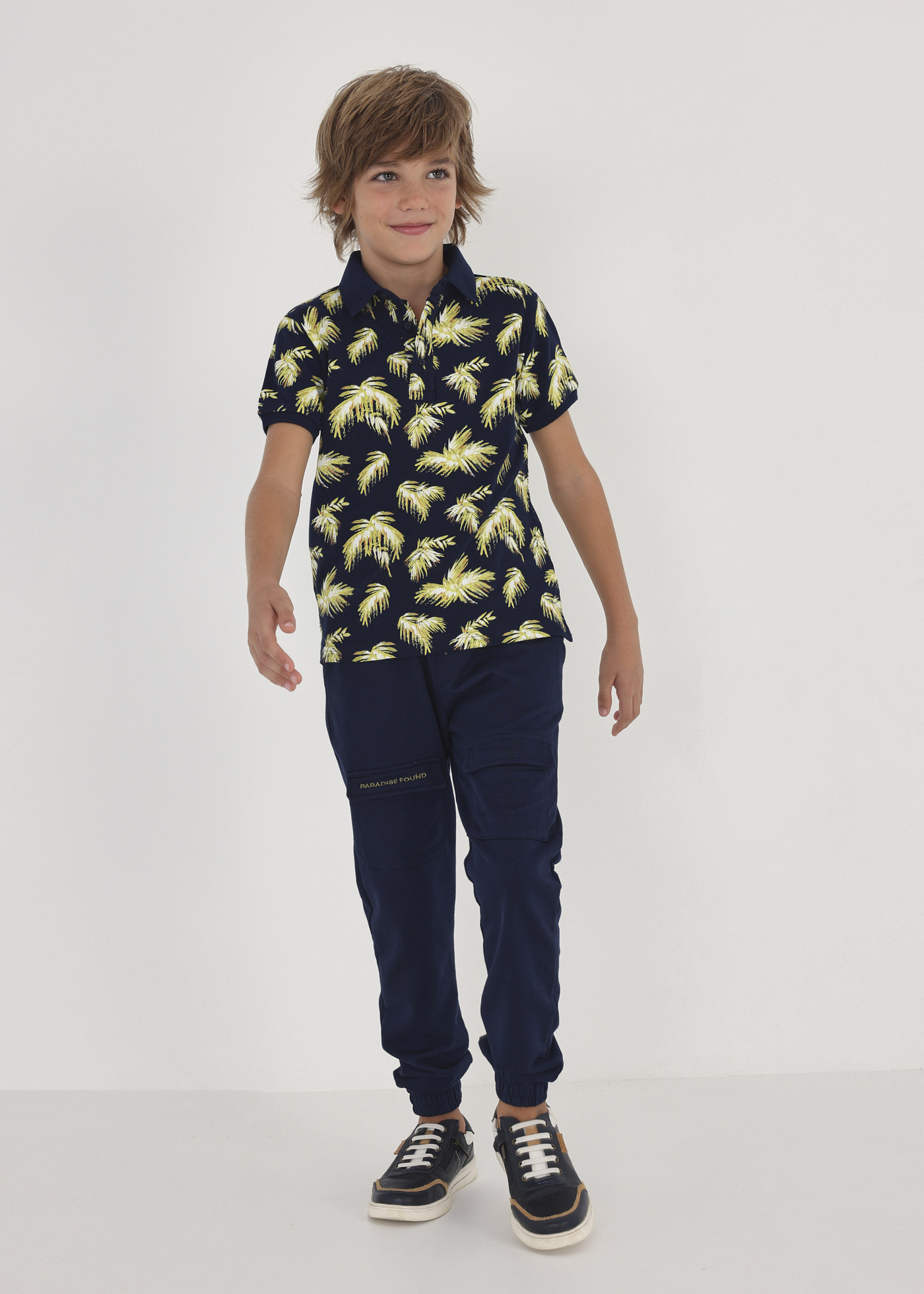 Camisa polo infantil em algodão sustentável com estampa.