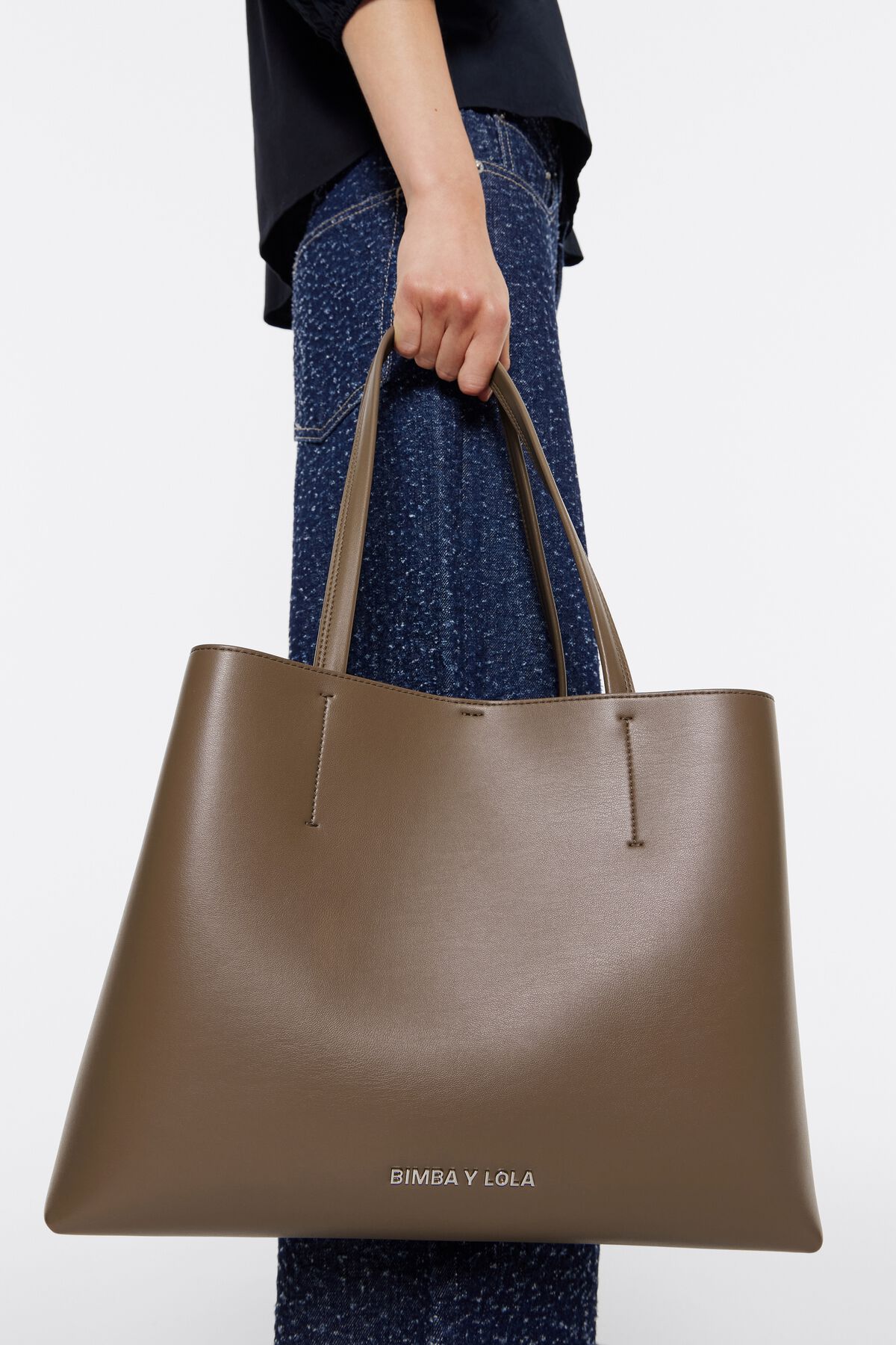 Bolsa grande estilo Chihuahua em couro taupe escuro.