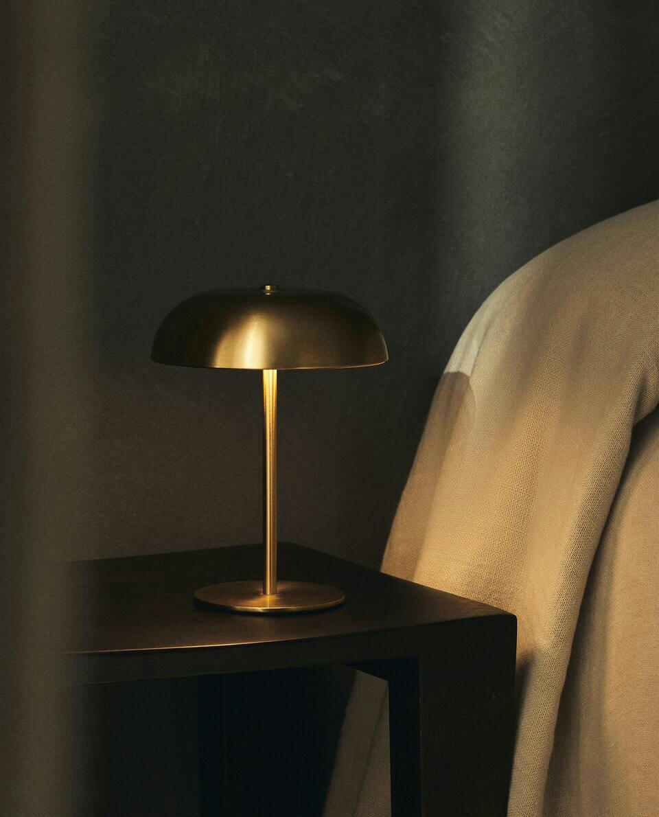 LUMINÁRIA MONOCROMÁTICA COM SENSIBILIDADE AO TOQUE