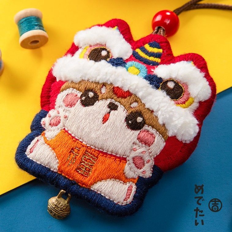 Embroidery Kingdom - DIY borduurpakket met dierenamuletten