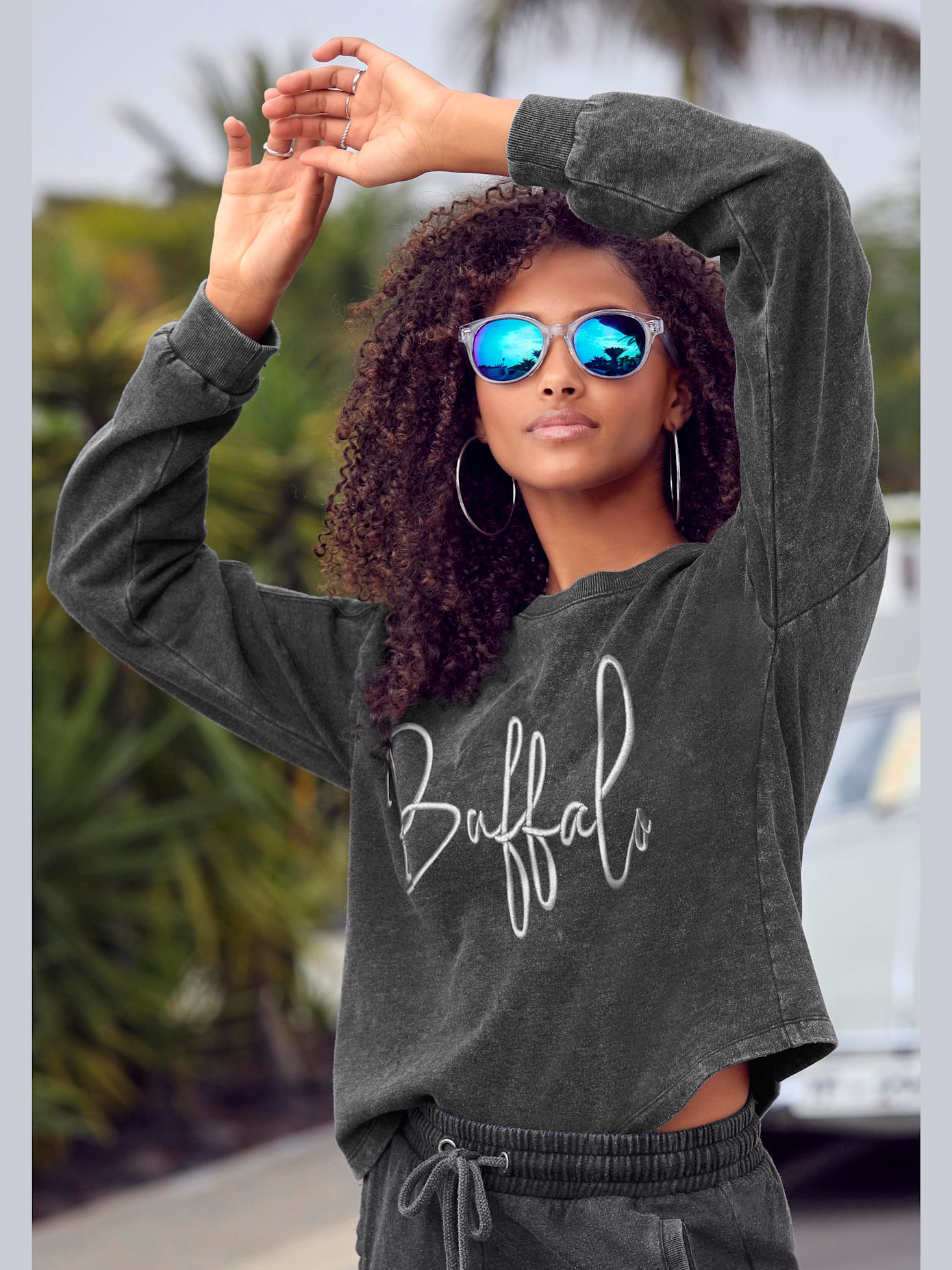 Sweatshirt d'intérieur avec logo brodé sur la poitrine