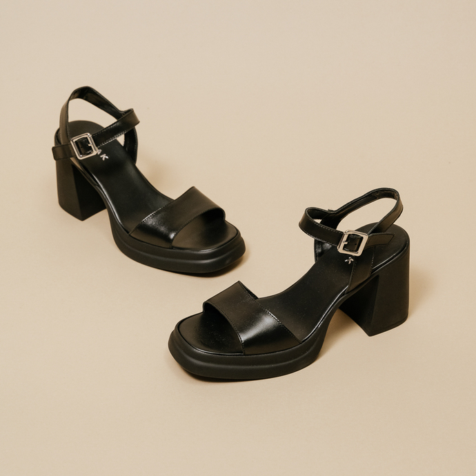 Sandales à bouts ouverts et talons épais  en cuir noir