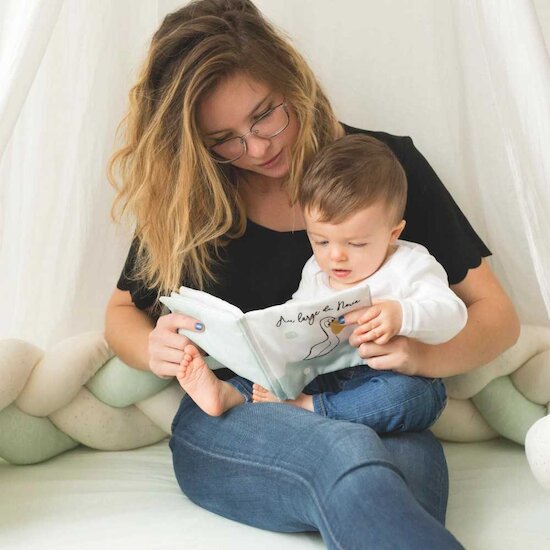 Au large de Nova Livre tissu bébé   de               Trois Kilos Sept