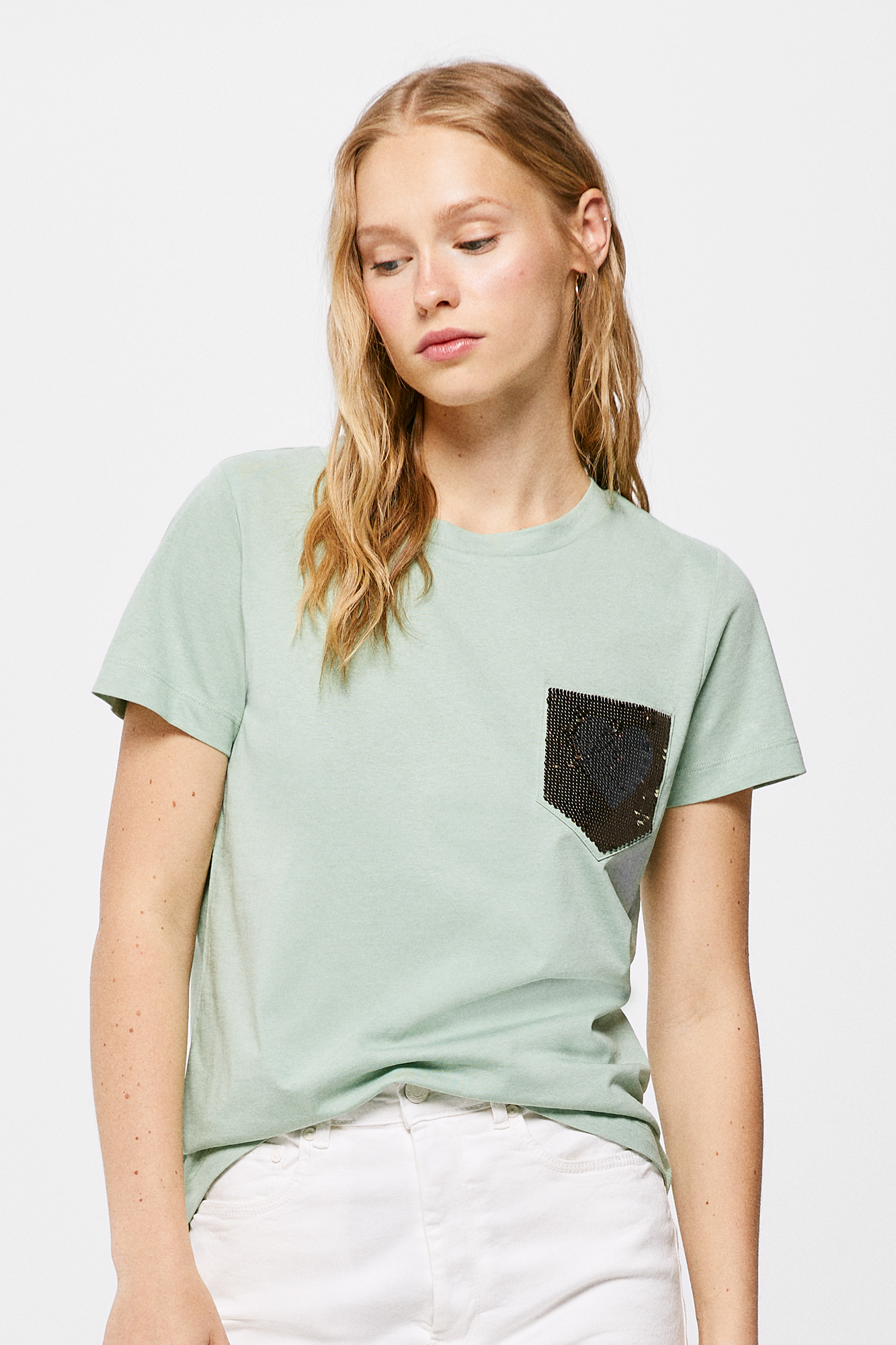 Camiseta com bolso de lantejoulas