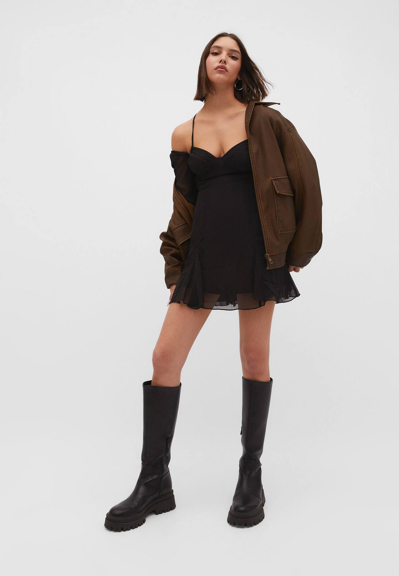 Vestido curto com babados e costas cruzadas.