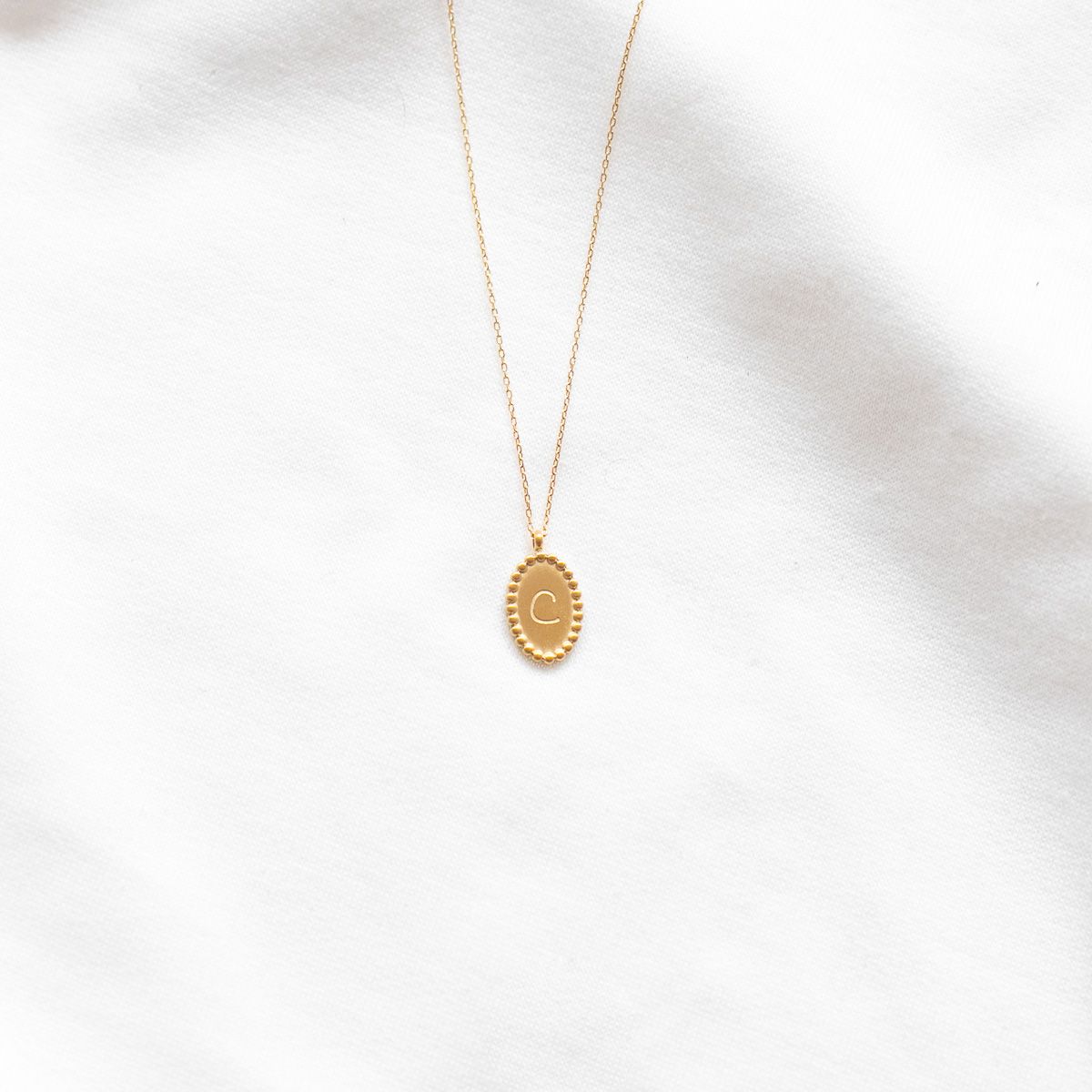 Collier médaillon gravé lettre alphabet
