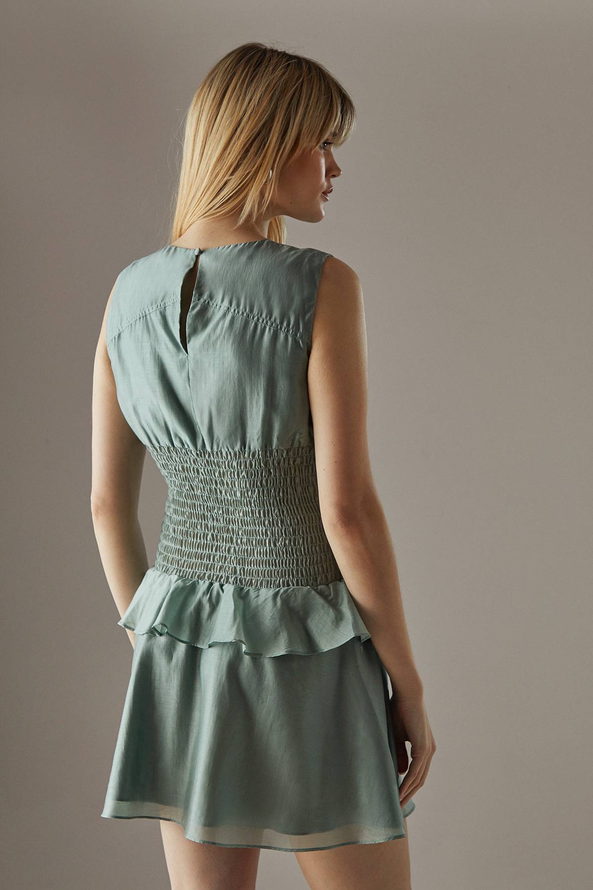 Warehouse Robe Mini Sans Manches en Organza à Taille Froncée