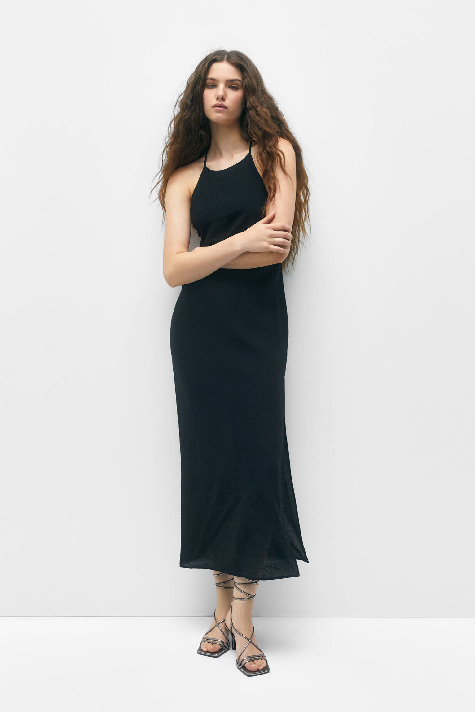 VESTIDO MIDI COM DETALHE NAS COSTAS E TOQUE HALTER - PRETO