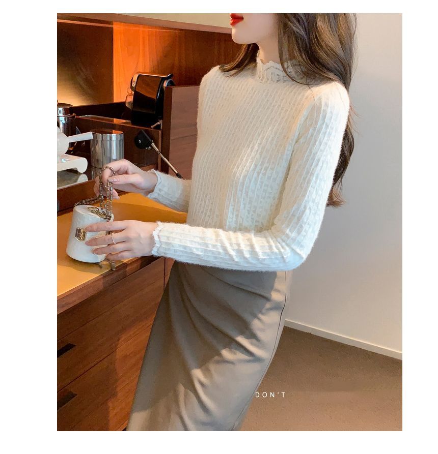 Essere - Blouse met lange mouwen en hoge hals en kant