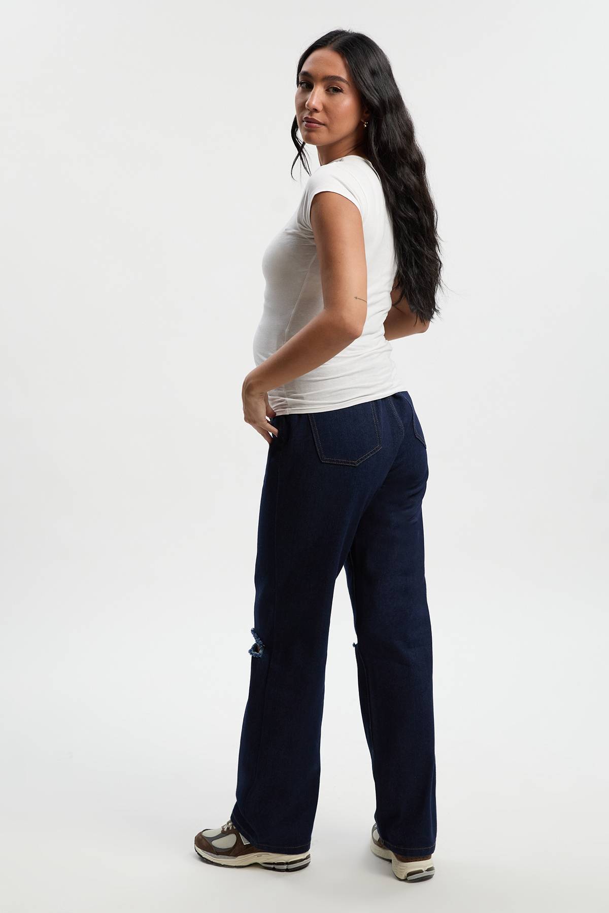 boohoo Jeans Maternité Over The Bump à genou déchiré style boyfriend