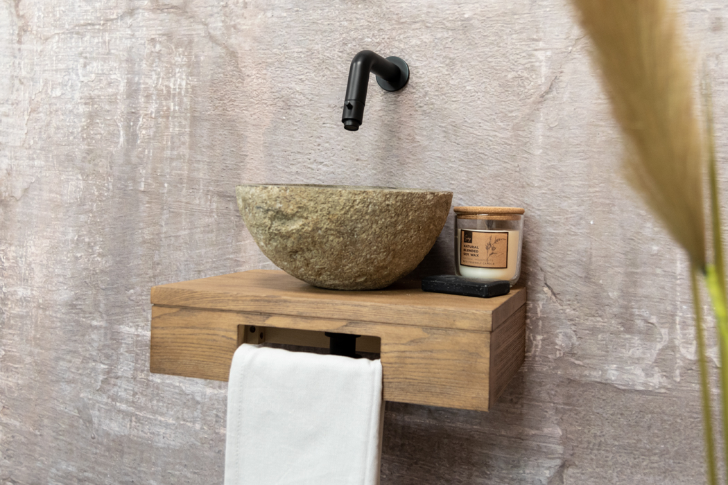Saniclear Seba fonteinset met bruin eiken plank, rivierstenen waskom en zwarte kraan voor in het toilet