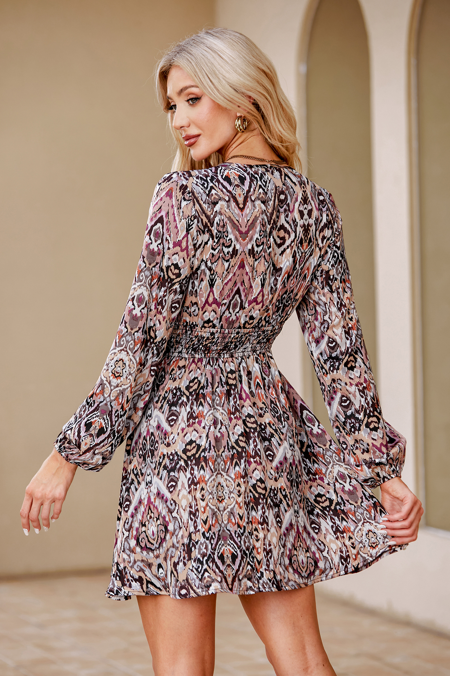 Robe avec col en V à imprimé abstrait
