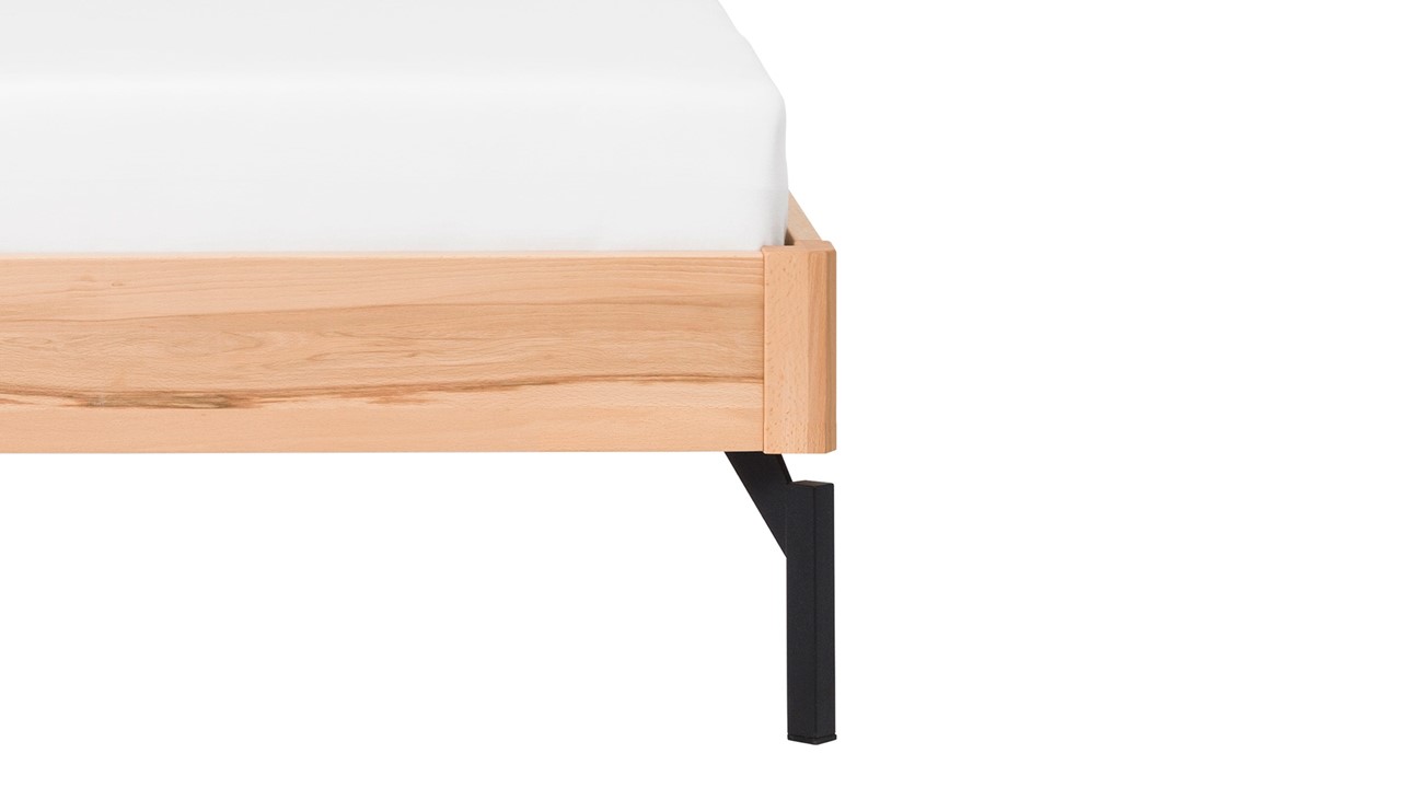 Bed Sky met hoofdbord hout en poten metaal beuken