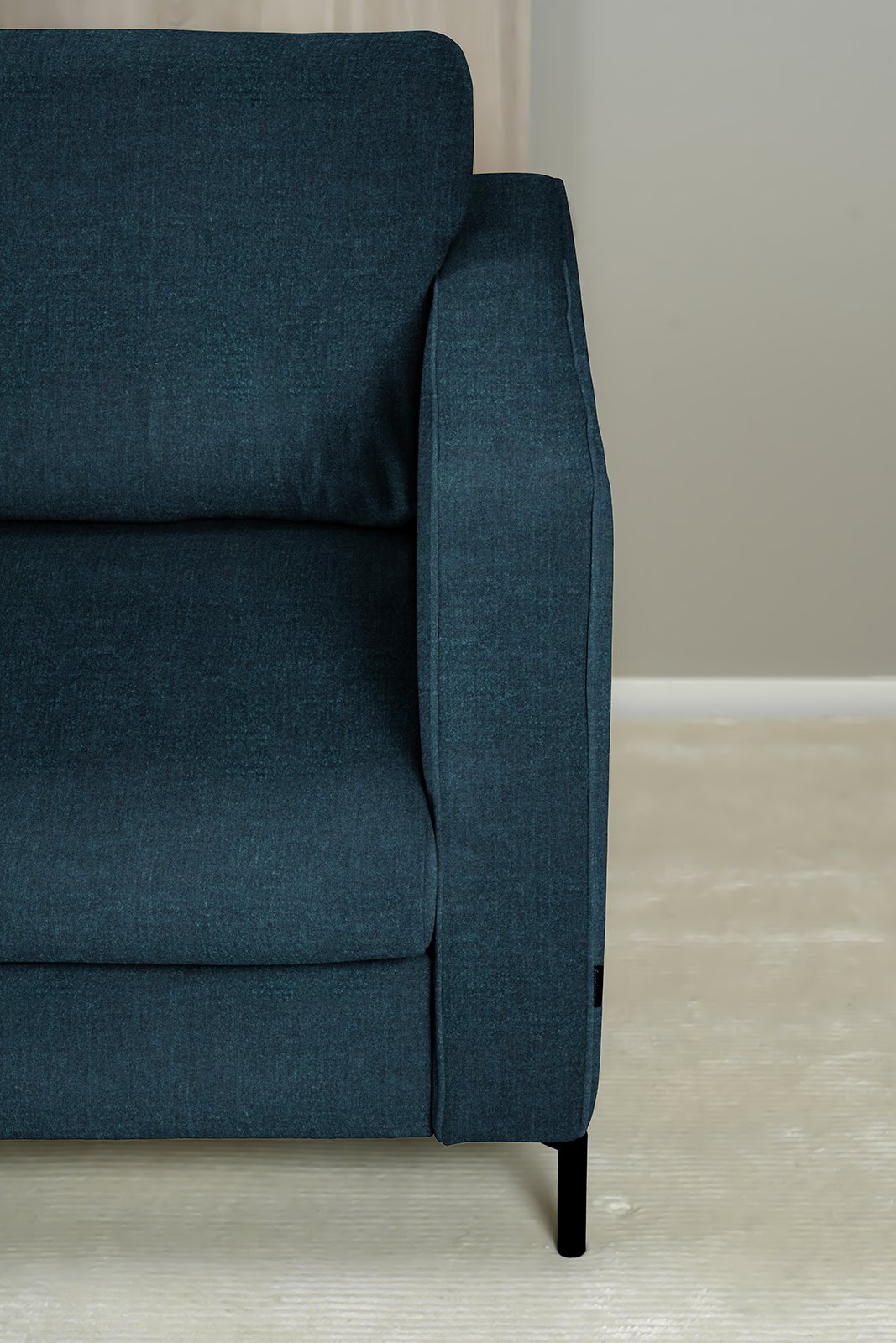 Sleepy 3-seter sovesofa 160 cm madrass. I tekstil Alice Petrol med formet 9 cm arm og eikeben.
