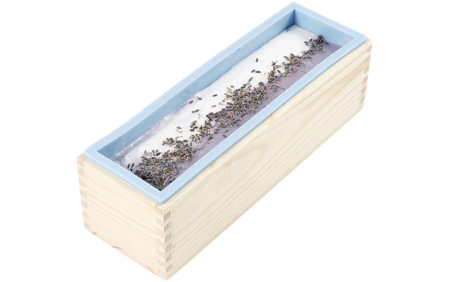 Giessform Silikon mit HolzboxSilikonform im Holzkasten zur Fertigung von Seife