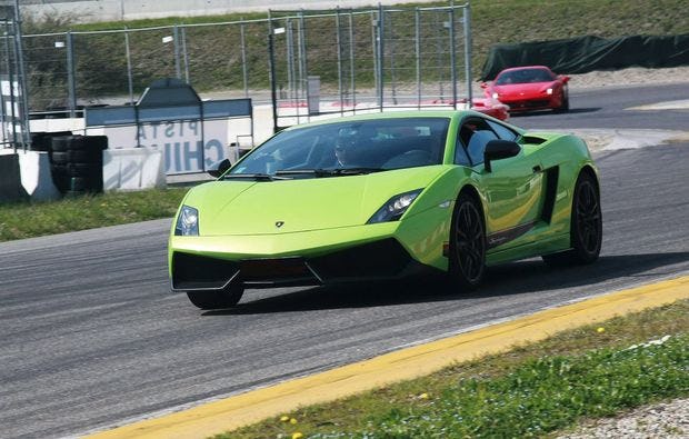 Lamborghini fahren auf der Rennstrecke bei Mailand