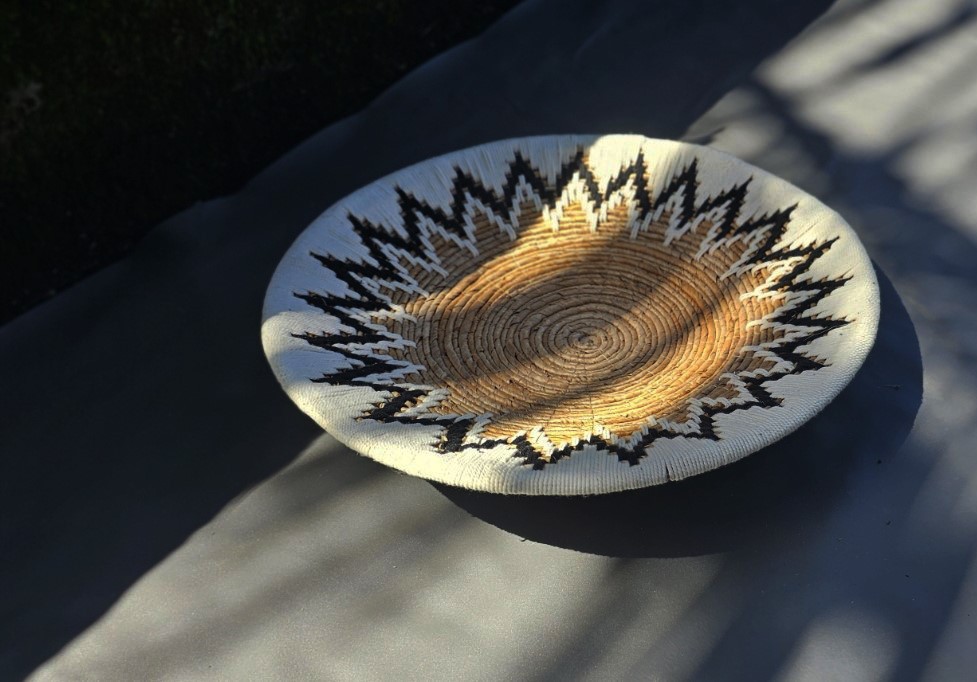 Bananenfaser-Teller, natur, schwarz-weiß, Ø 50 cm, H 7 cm von fischer's lagerhaus