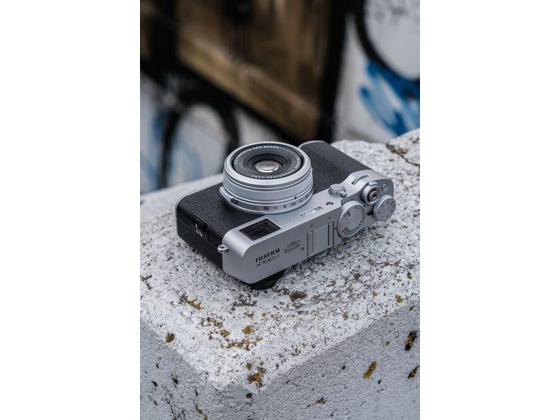 Fujifilm Fotokamera X100VI Silber Kompakte Digitalkamera mit anspruchsvollem Design und intuitiver Bedienbarkeit