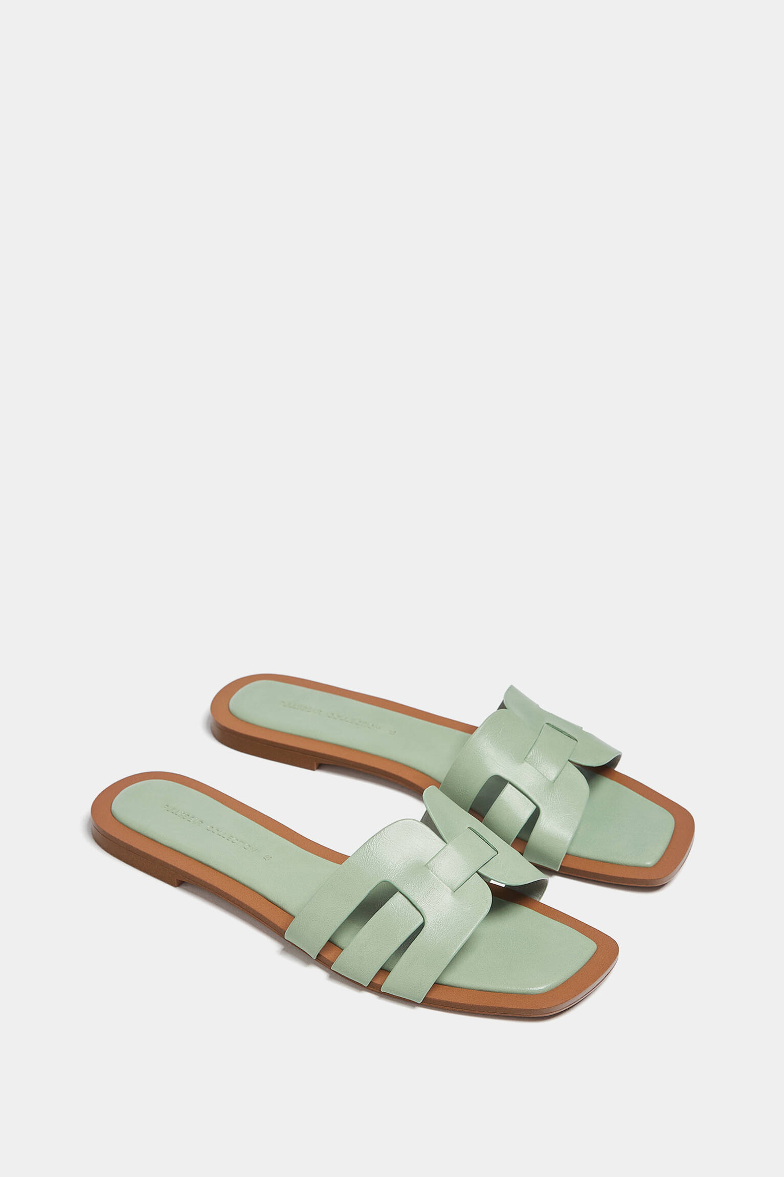 Sandália rasteira com tiras cruzadas - Verde
